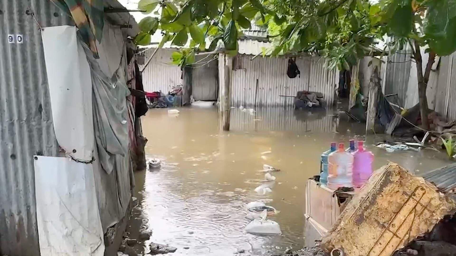 Familias de Tlacotalpan Duermen en la Calle por Desbordamiento del Río Papaloapan
