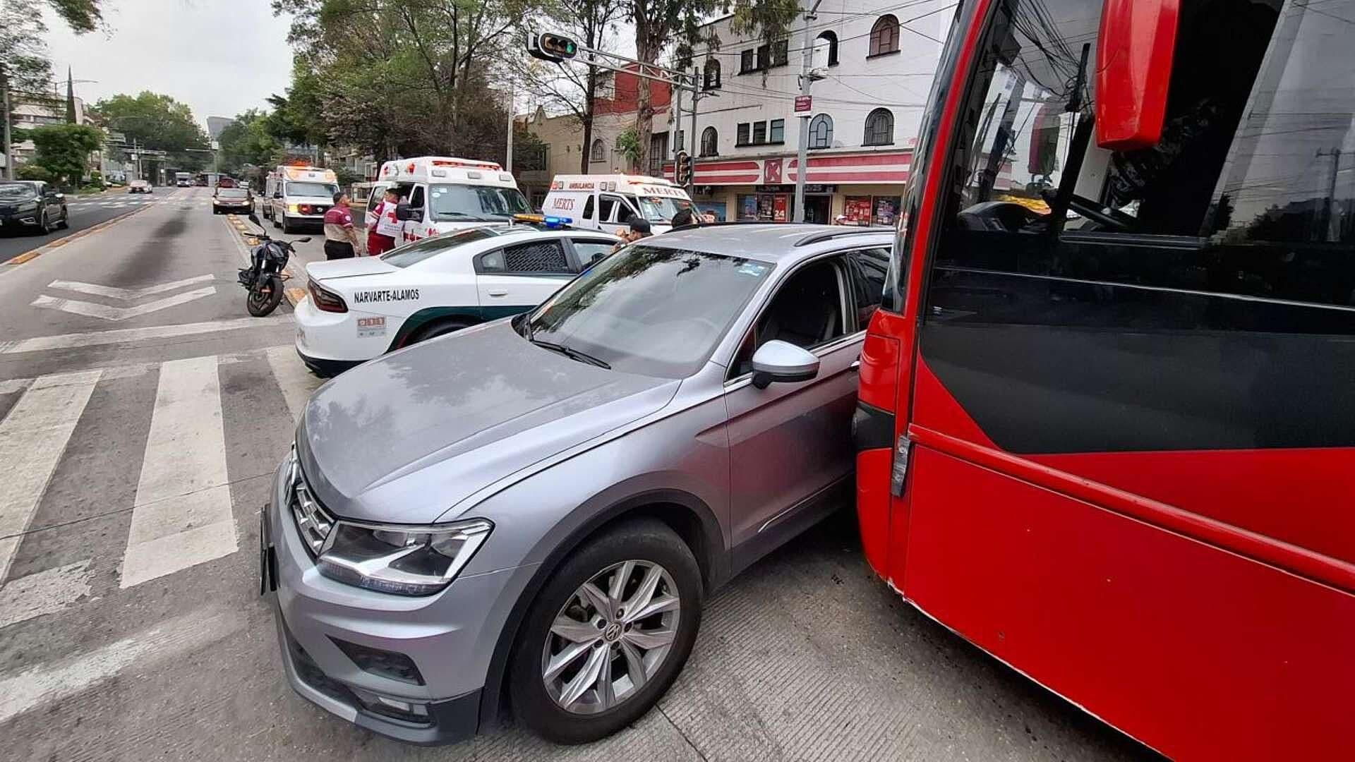 Choque entre Metrobús CDMX y Vehículo Particular Deja 10 Lesionados en Xola