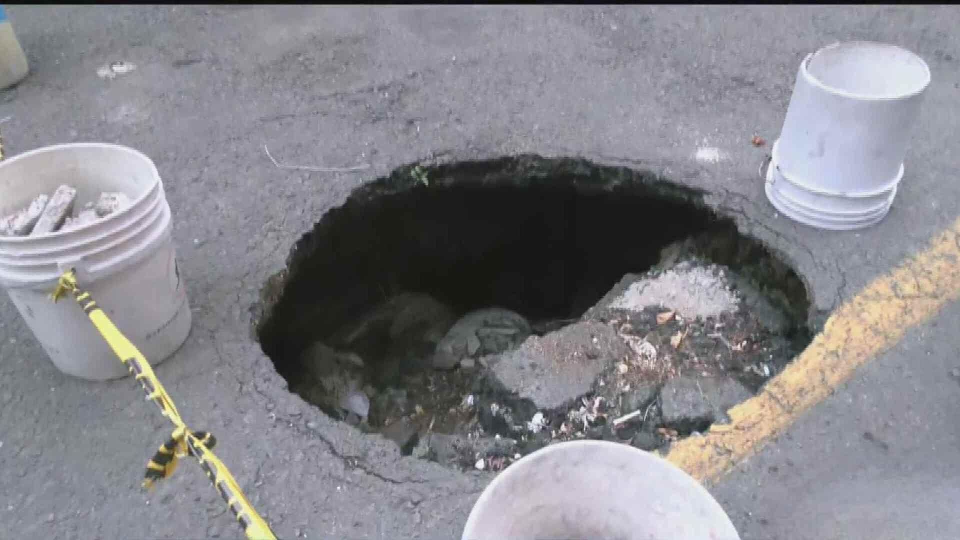 ¡De Miedo! Vecinos Cierran Calle por Enormes Socavones en Gertrudis G. Sánchez, CDMX