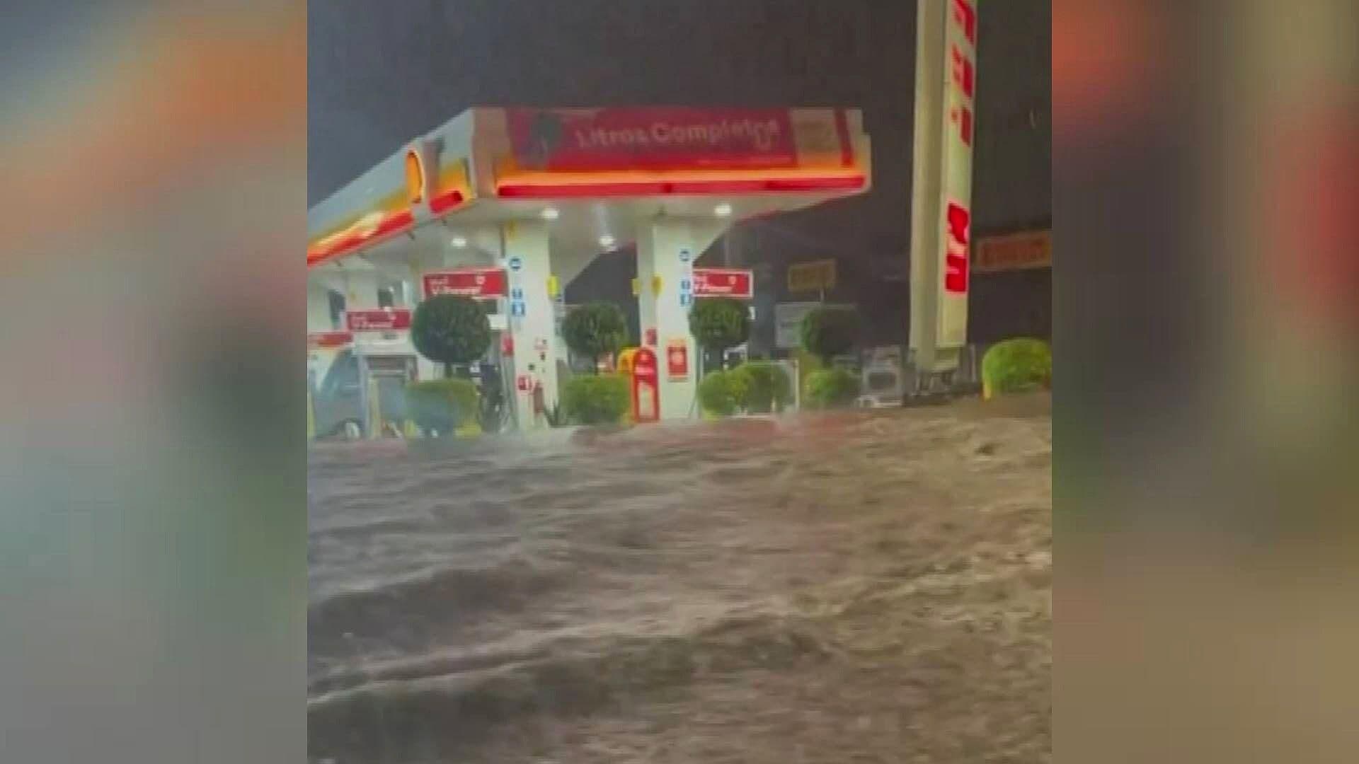 Camiones Cruzan Inundación en la Carretera Picacho Ajusco, por Lluvias del Miércoles, CDMX
