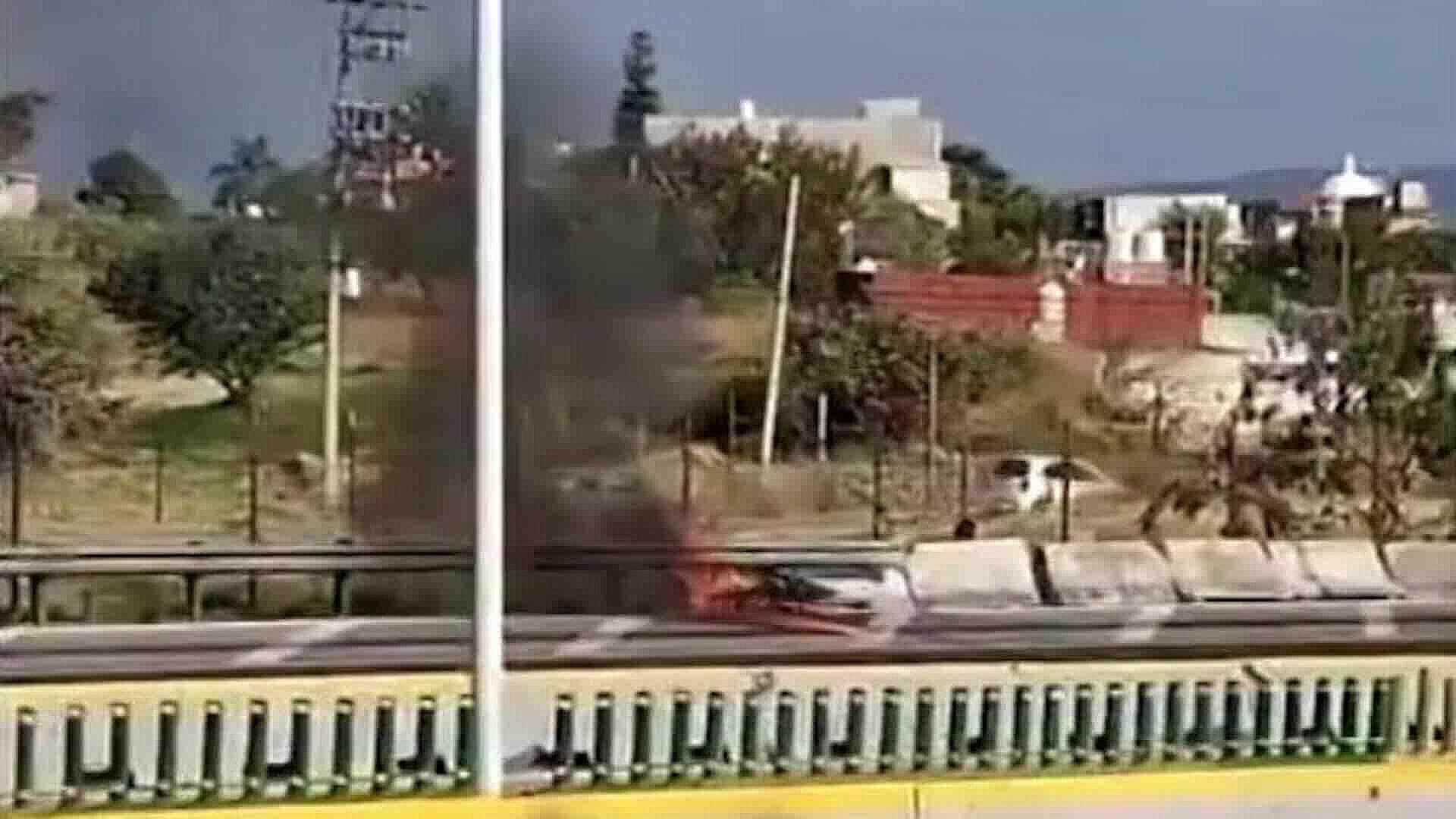 Se Incendia Motocicleta en Paso Express de Cuernavaca; Conductor Logra Ponerse a Salvo