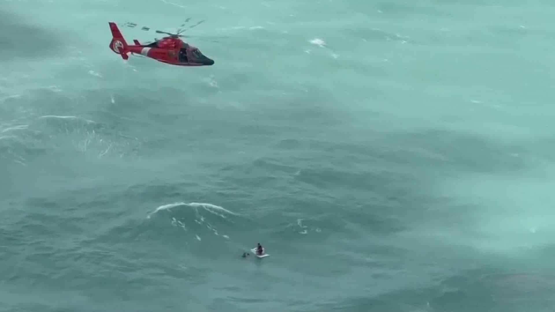 VIDEO: Rescatistas Salvan a Hombre que Estaba Aferrado a una Hielera Después del paso de Milton