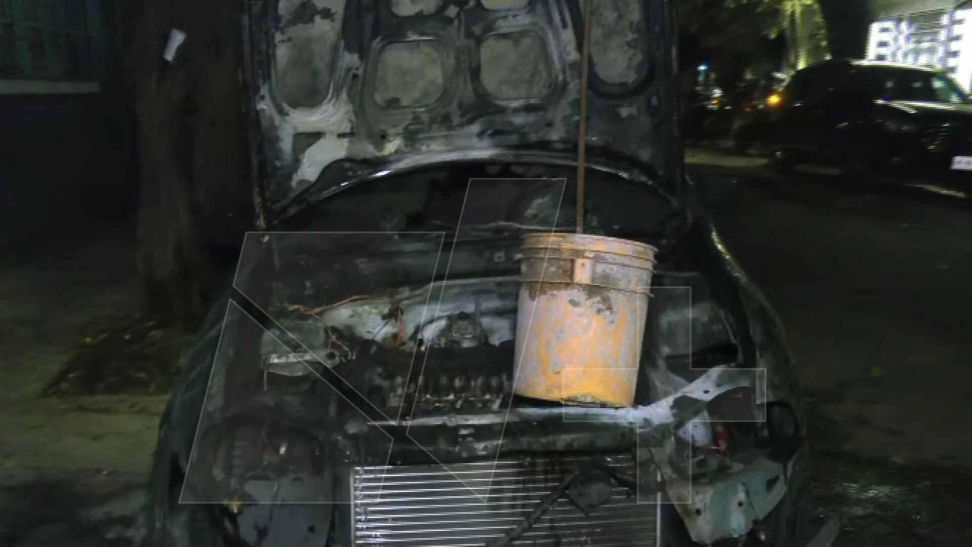 Bomberos Apagan Auto en Llamas en la Colonia Condesa, en la CDMX