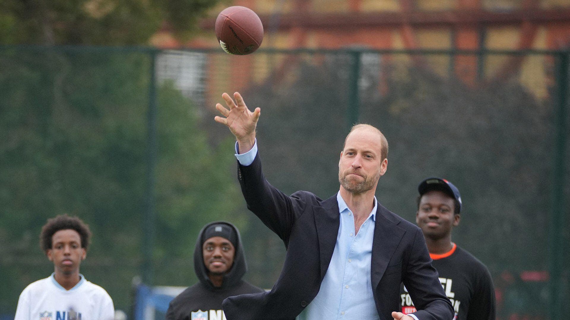 Príncipe William Muestra sus Habilidades para el Futbol Americano