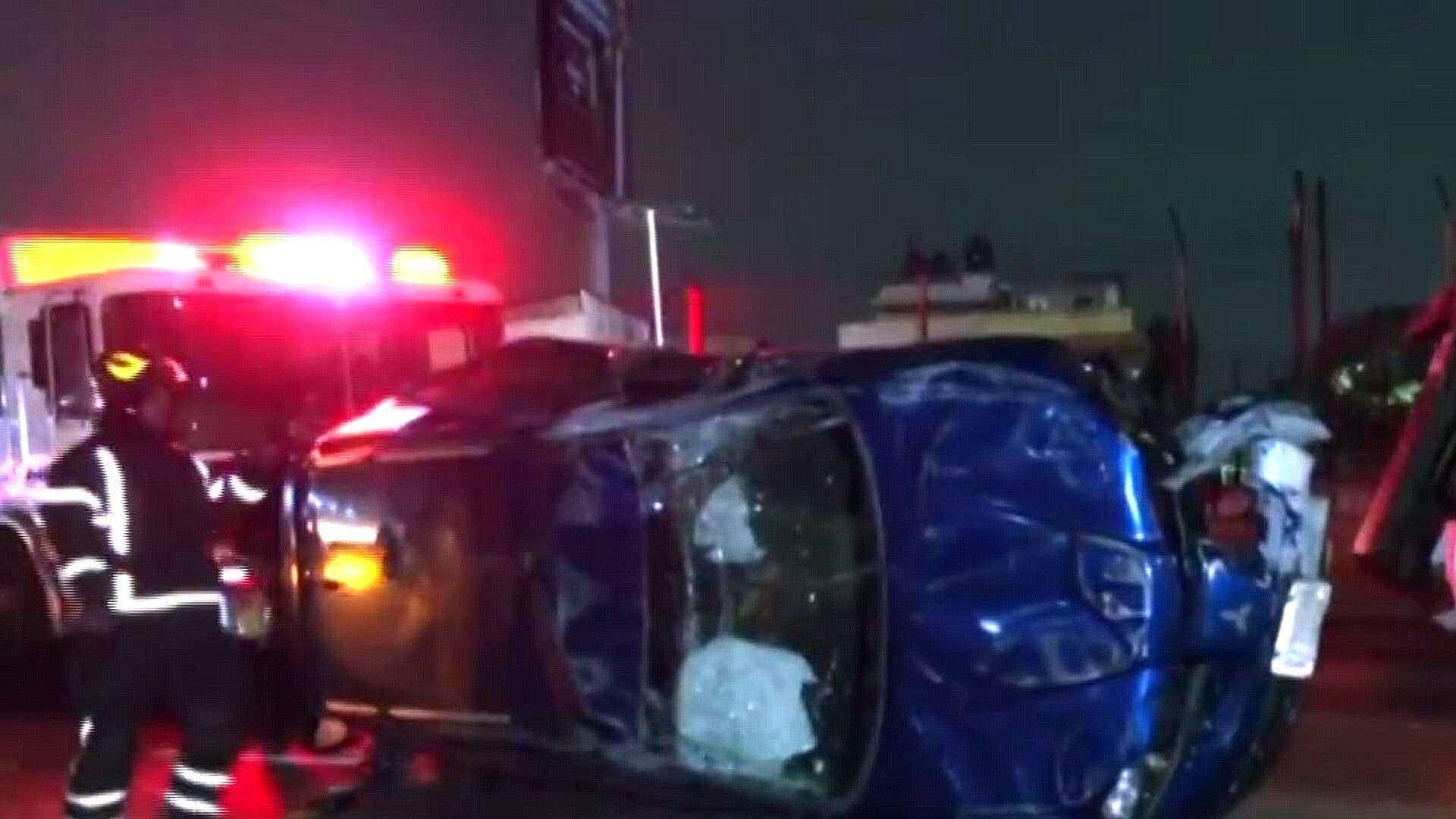 Camioneta Vuelca en Circuito Interior a la Altura de la Col. Valle Gómez