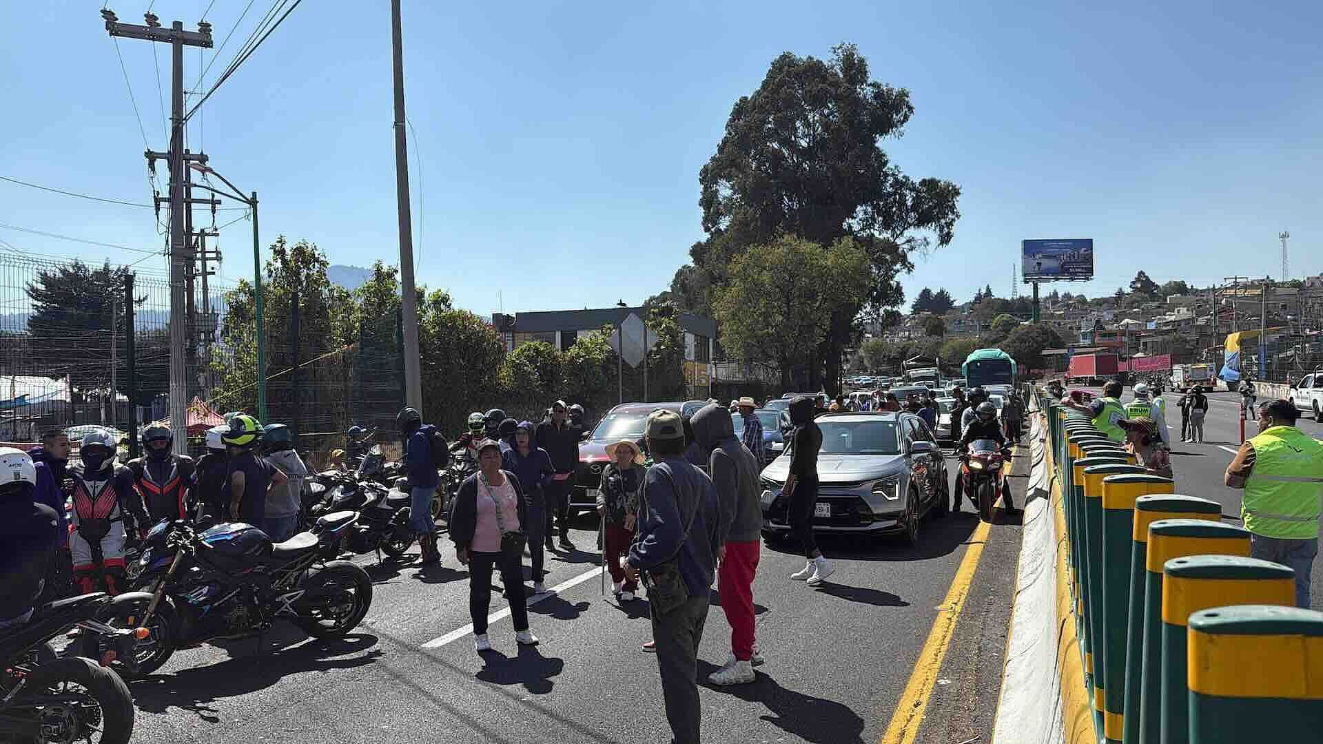 Habitantes de Topilejo Bloquean Autopista México-Cuernavaca por Falta de Ambulancias