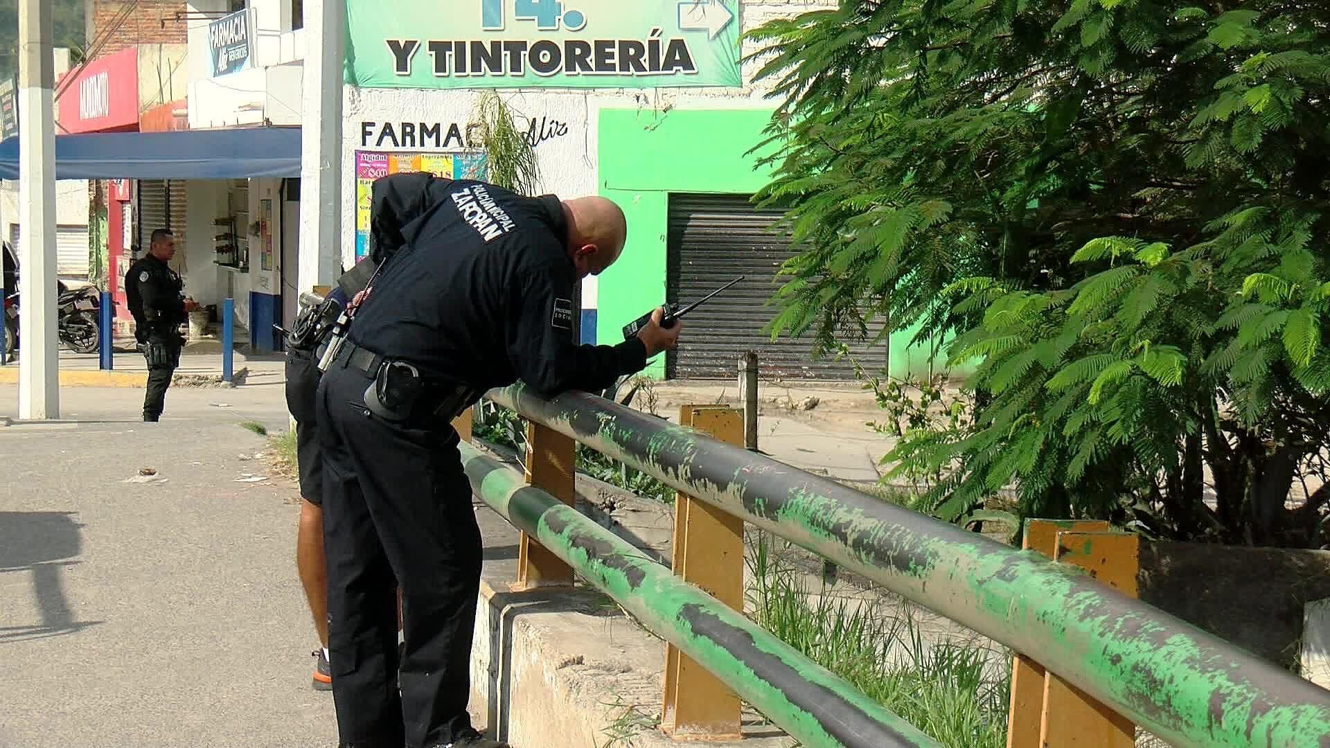 Vecinos de Arenales Tapatíos Localizan un Cuerpo sobre Canal Pluvial