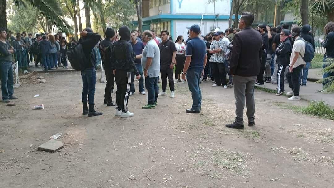 Encapuchados Toman Instalaciones del CCH Vallejo