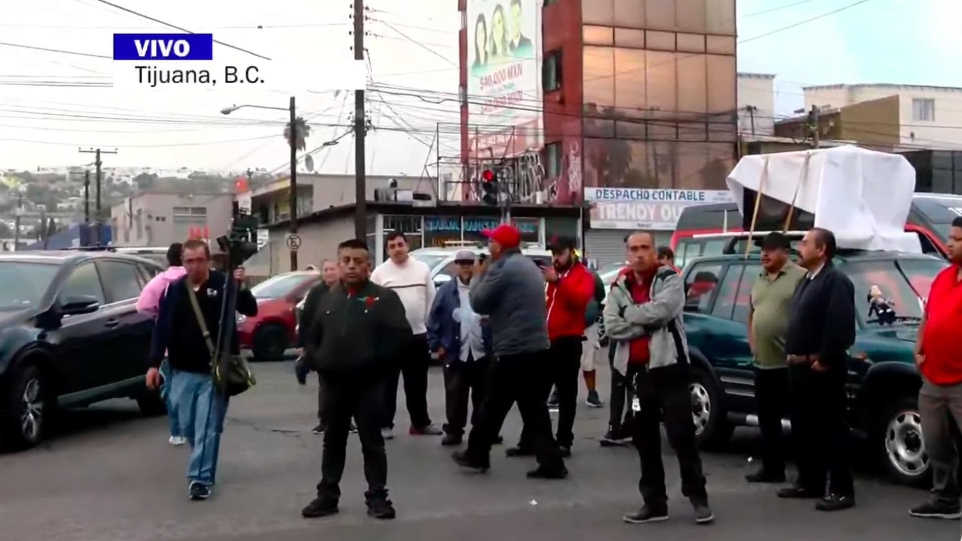Choferes de Taxis Rojo y Negro Bloquean Bulevar Díaz Ordaz en Tijuana
