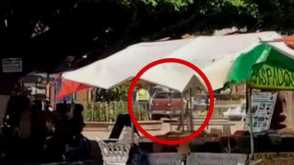 Video: Automovilista Sube a Plaza Pública y Atropella a Varias Personas en Jalisco
