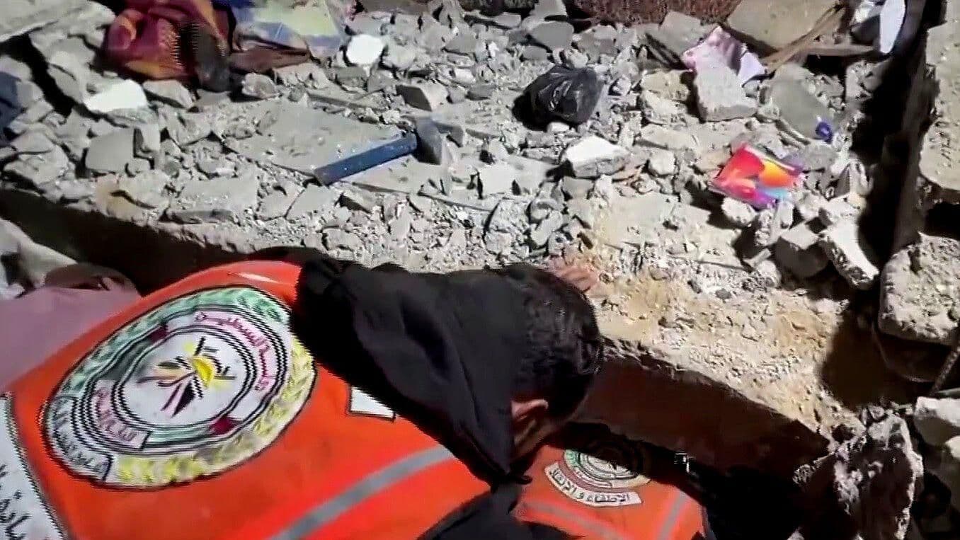 Rescatan a Bebé Entre los Escombros Tras el Ataque de Hospital Al-Shifa, en Gaza