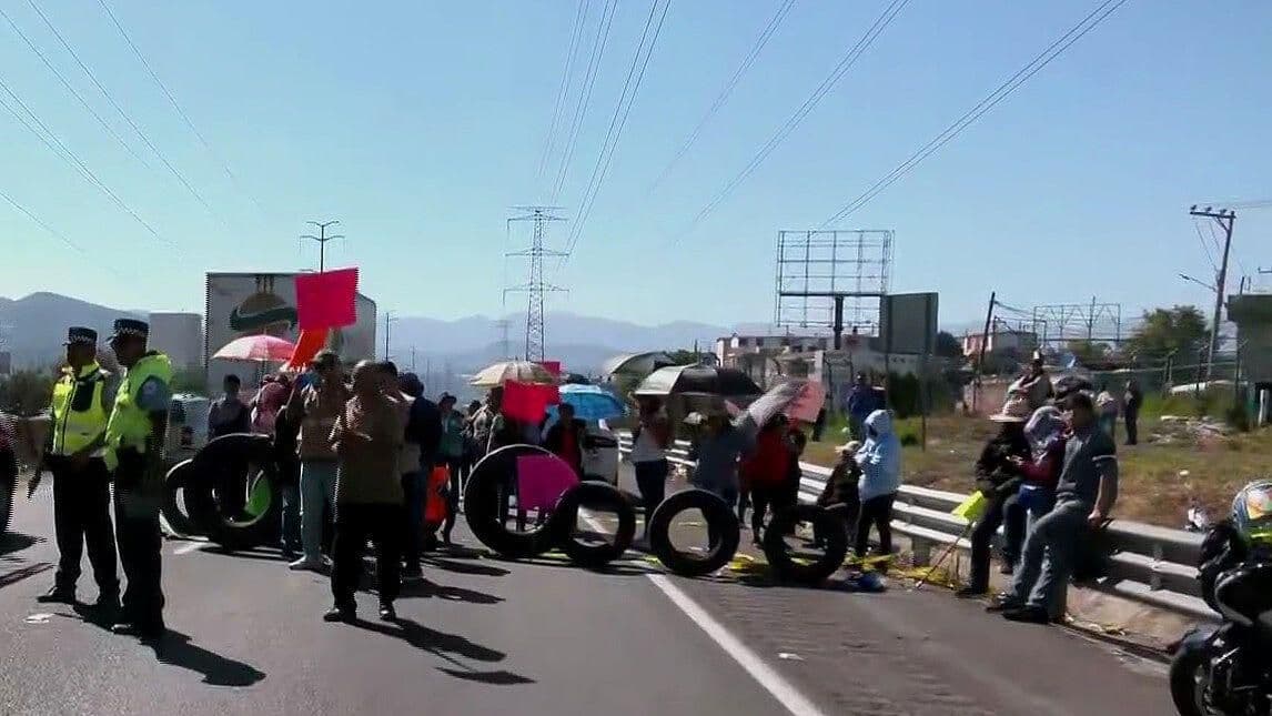 Vecinos Bloquean la Champa-Lechería por Falta de Agua