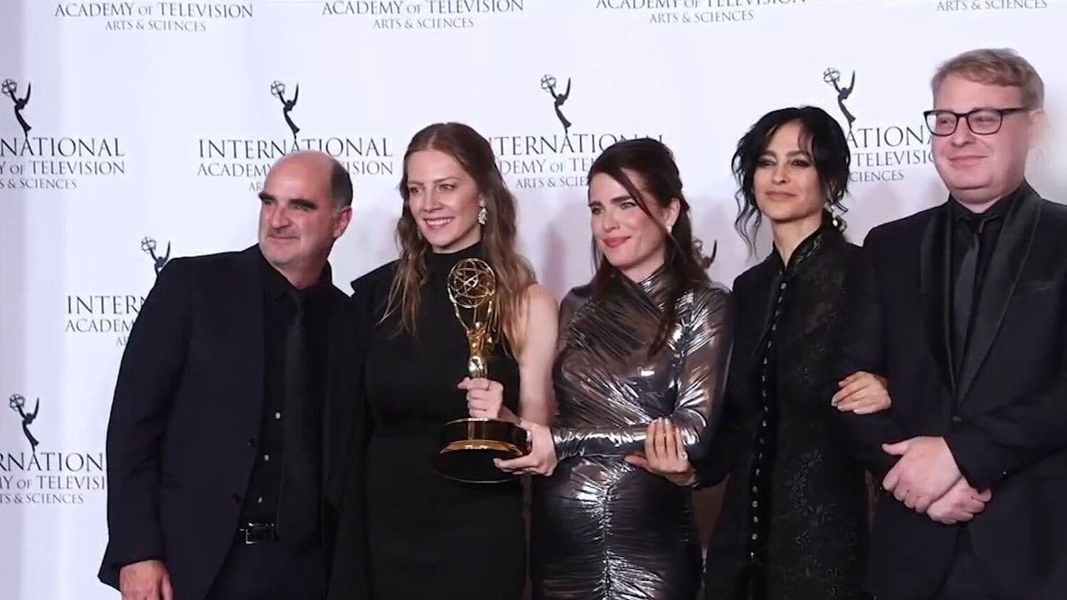 Karla Souza Logra Emmy como Mejor Actriz; Anuncia Embarazo