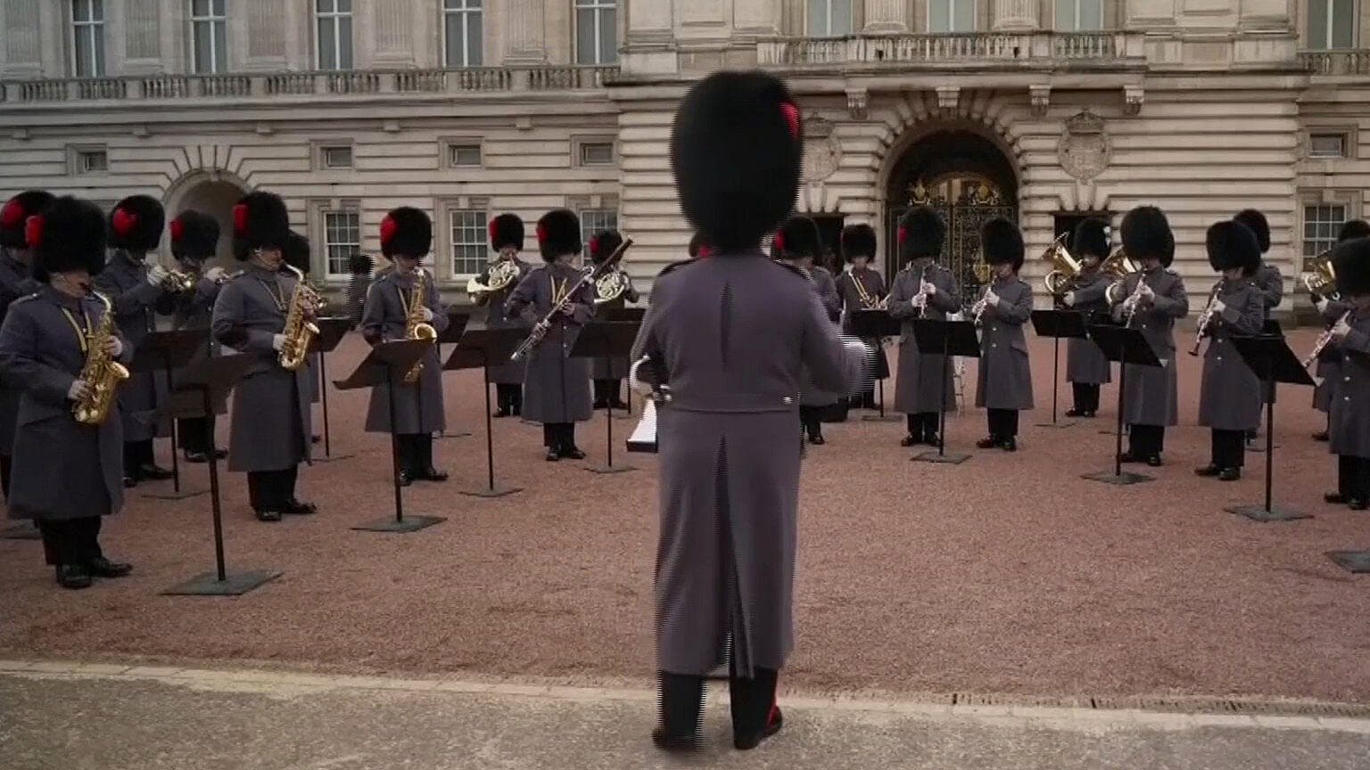 Banda Militar de Buckingham Interpreta Ddu du Ddu du de Black Pink y Gangnam Style de PSY