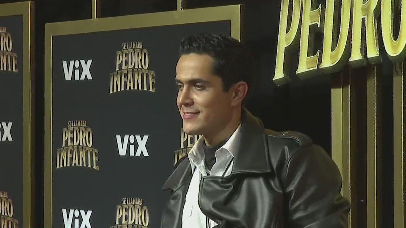 Mario Morán Llega en Falda a Alfombra Roja de ‘Se Llamaba Pedro Infante’