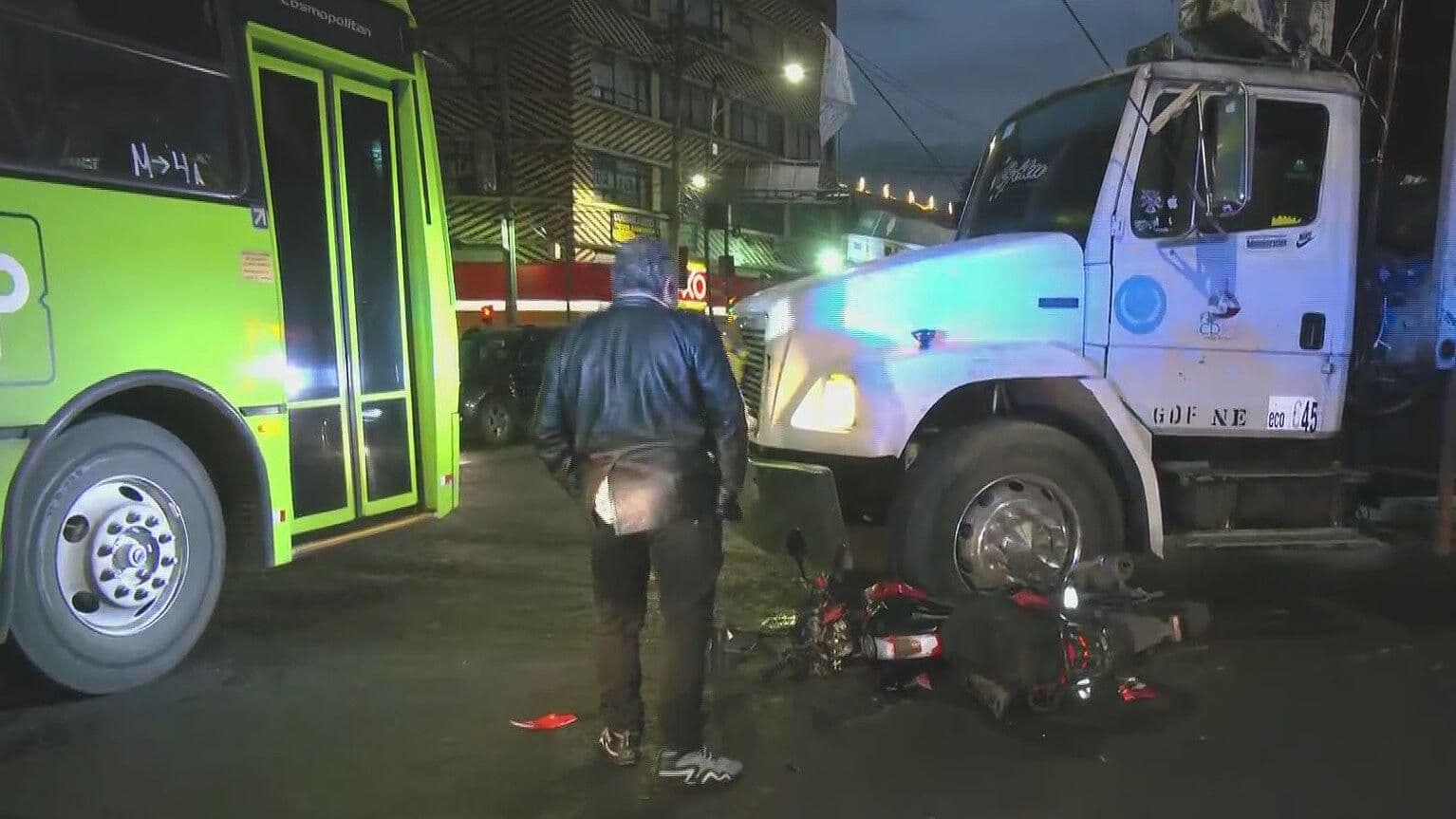 Chocan Camión de Basura y Motocicleta en Calzada de la Viga, CDMX