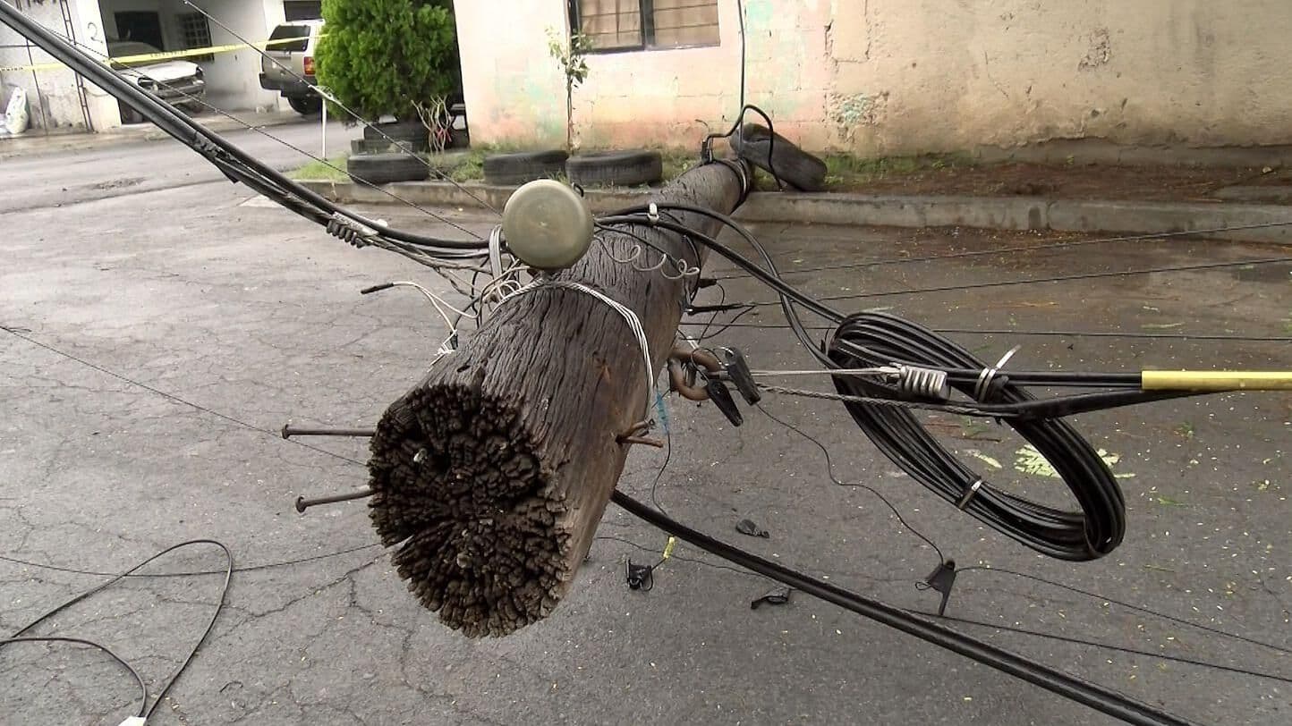 Poste y Cables Generan Riesgo a Vecinos de la Colonia Ferrocarrilera