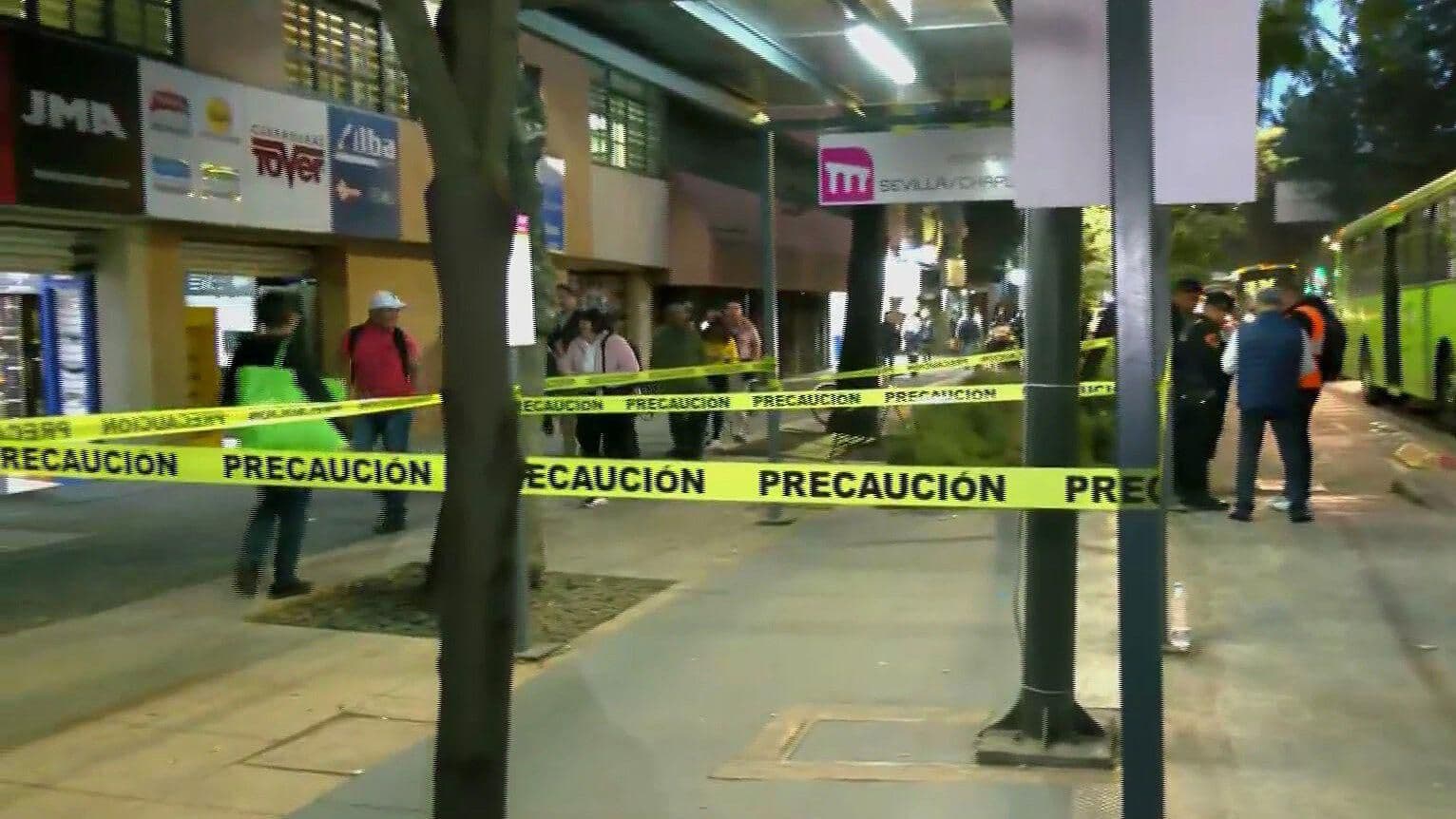 Peritos Retiran Cuerpo de Mujer De Parabús En Estación Sevilla
