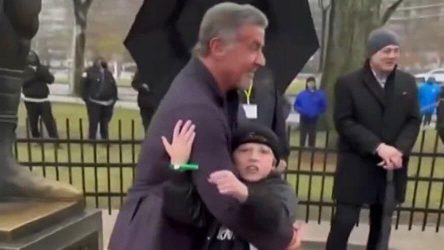Sylvester Stallone Recrea Escena de Rocky con un Niño y el Video es Viral