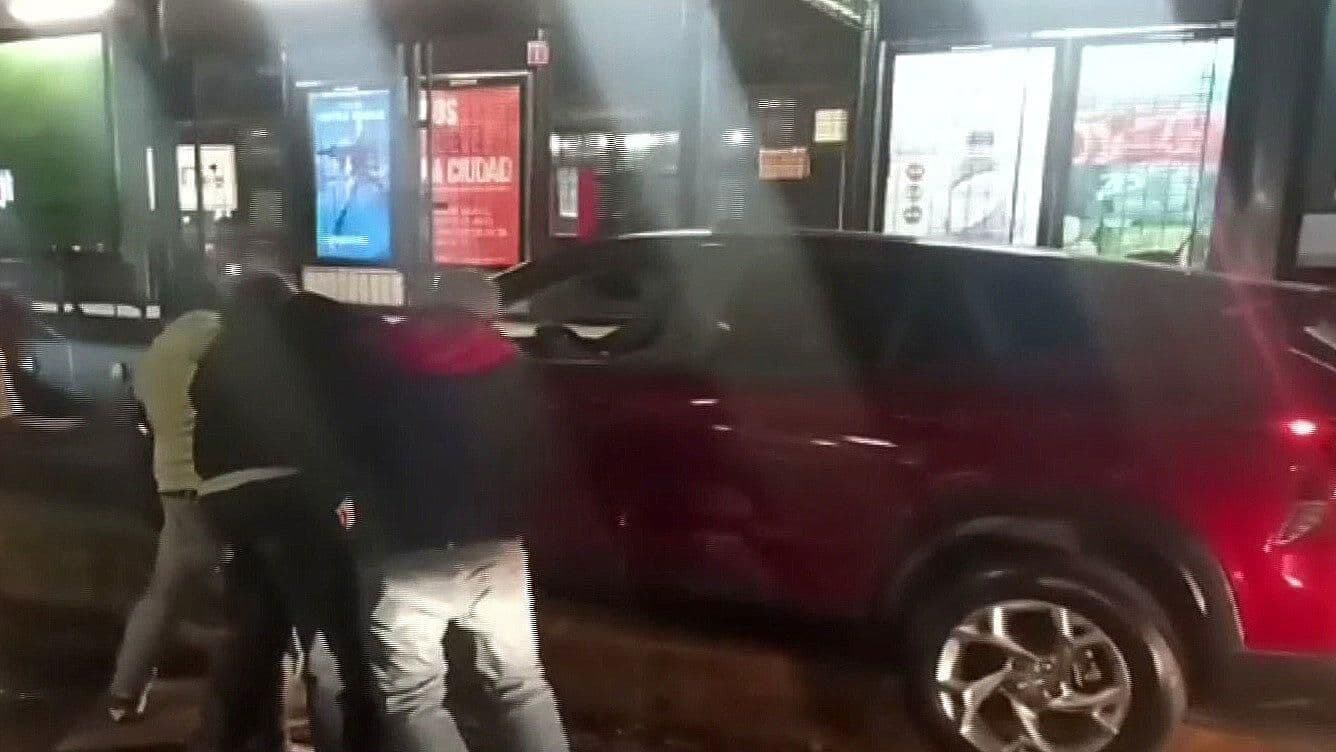 Reanudan Servicio en Estación Etiopía del Metrobús tras Obstrucción del Carril Confinado