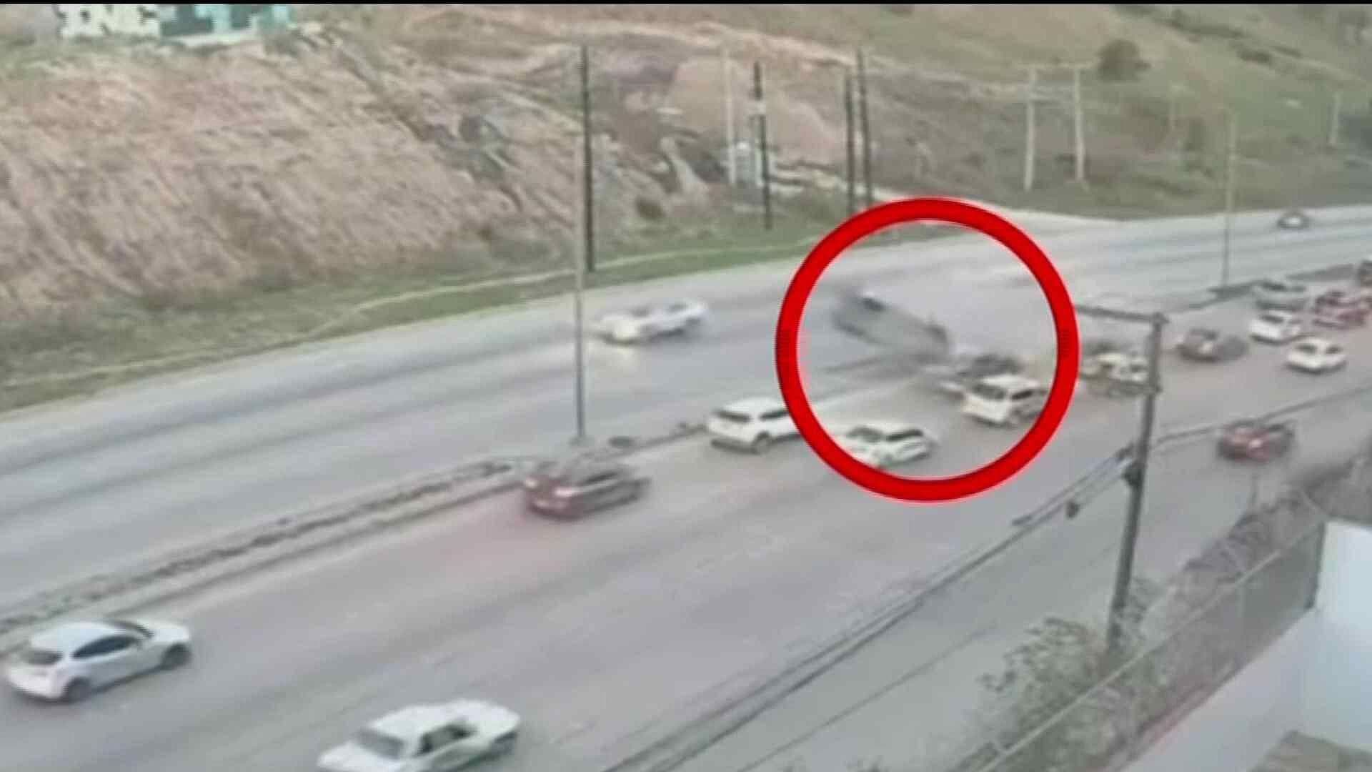Auto a Exceso de Velocidad Provoca Choque y Volcadura en Transpeninsular Tijuana-Rosarito