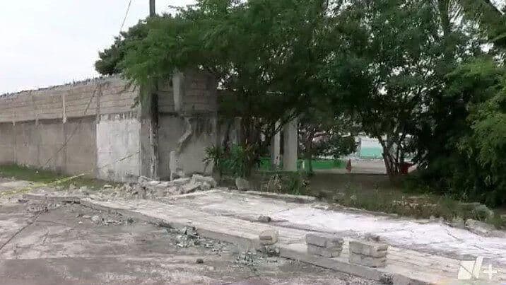 Cae Barda de Escuela Primaria en la Colonia Los Volcanes