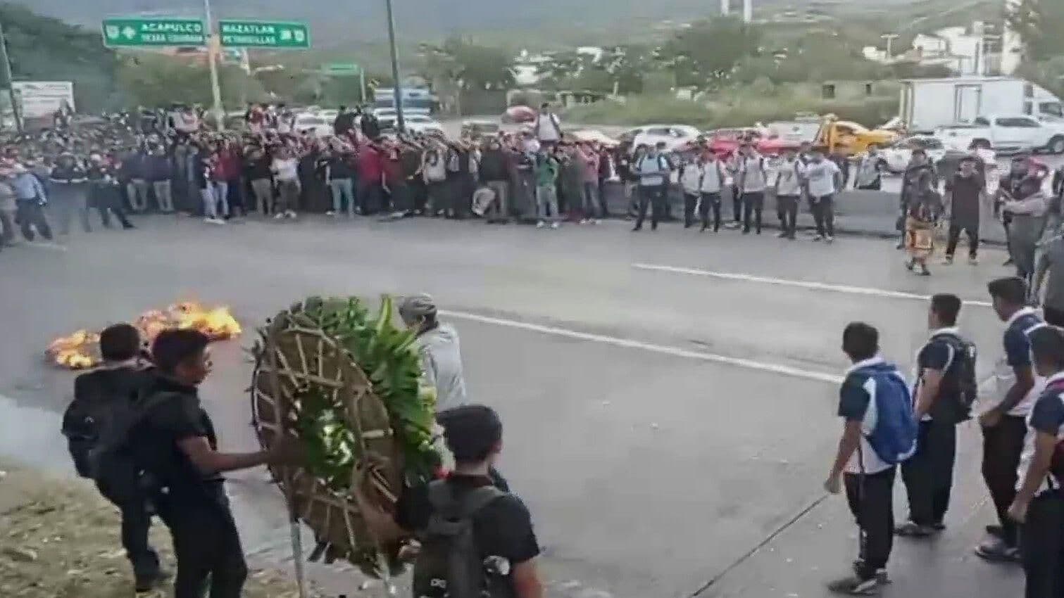 Normalistas de Ayotzinapa Realizan Bloqueos en Autopista del Sol