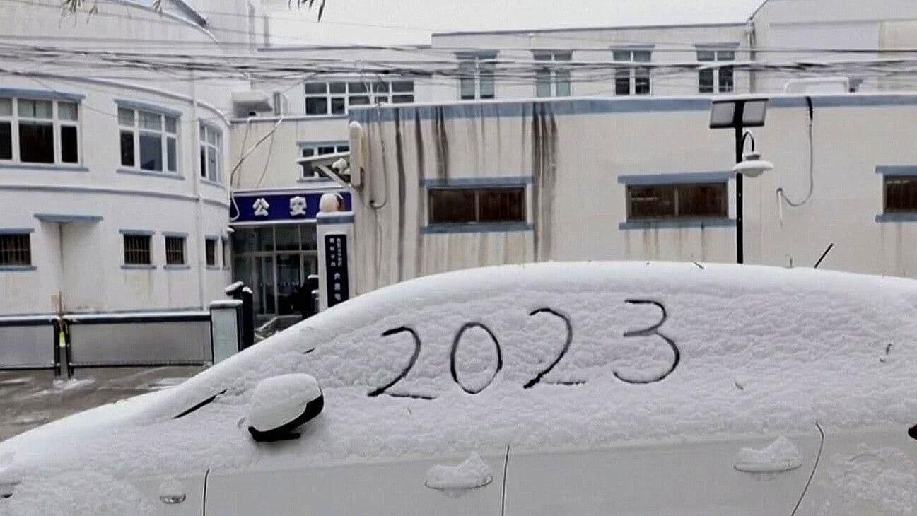 Cae la Primera Nevada del 2023 en Beijing: entre Estragos y Diversión