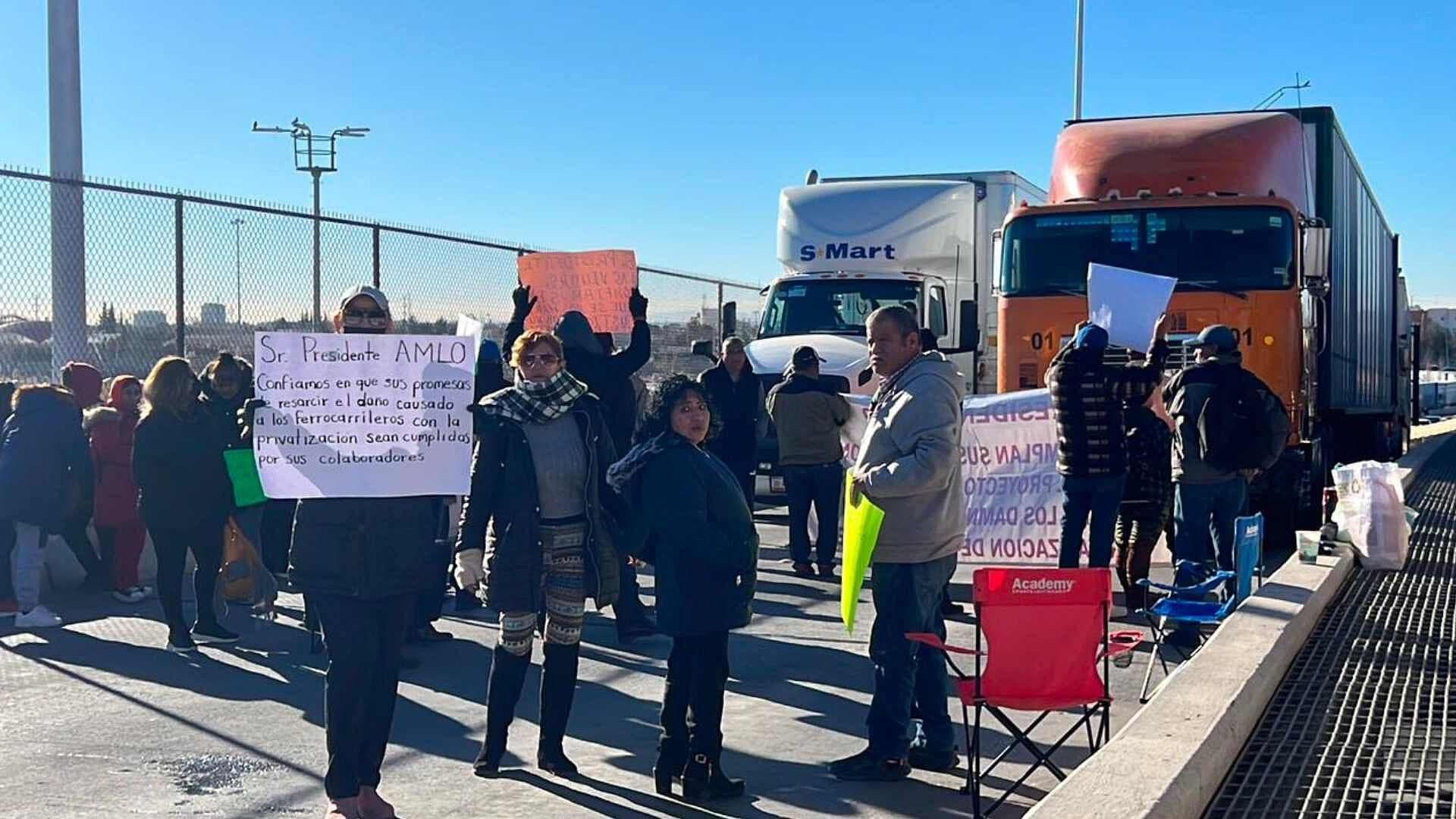 Bloquean Exempleados de Ferromex el Carril del Puente Libre