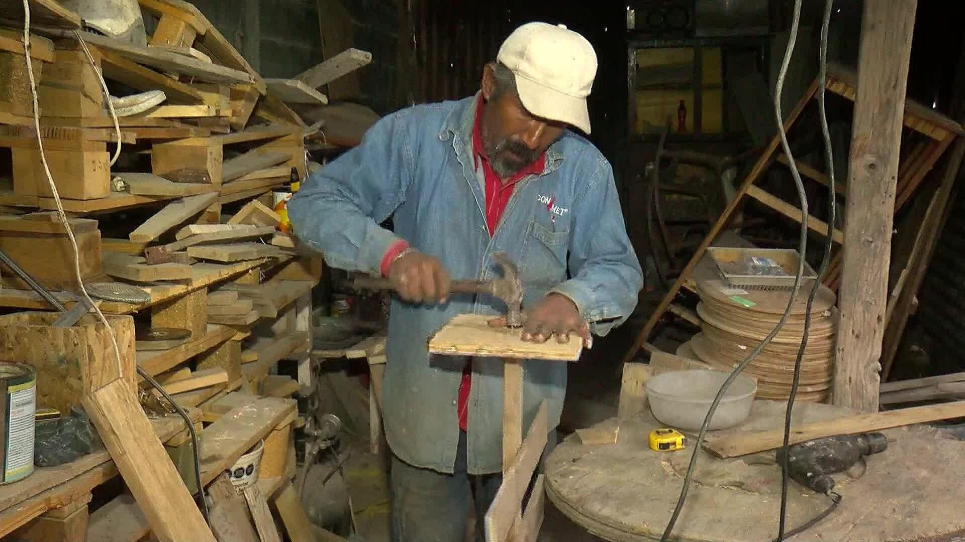 Don José Sale Adelante Elaborando y Vendiendo Pinos de Madera