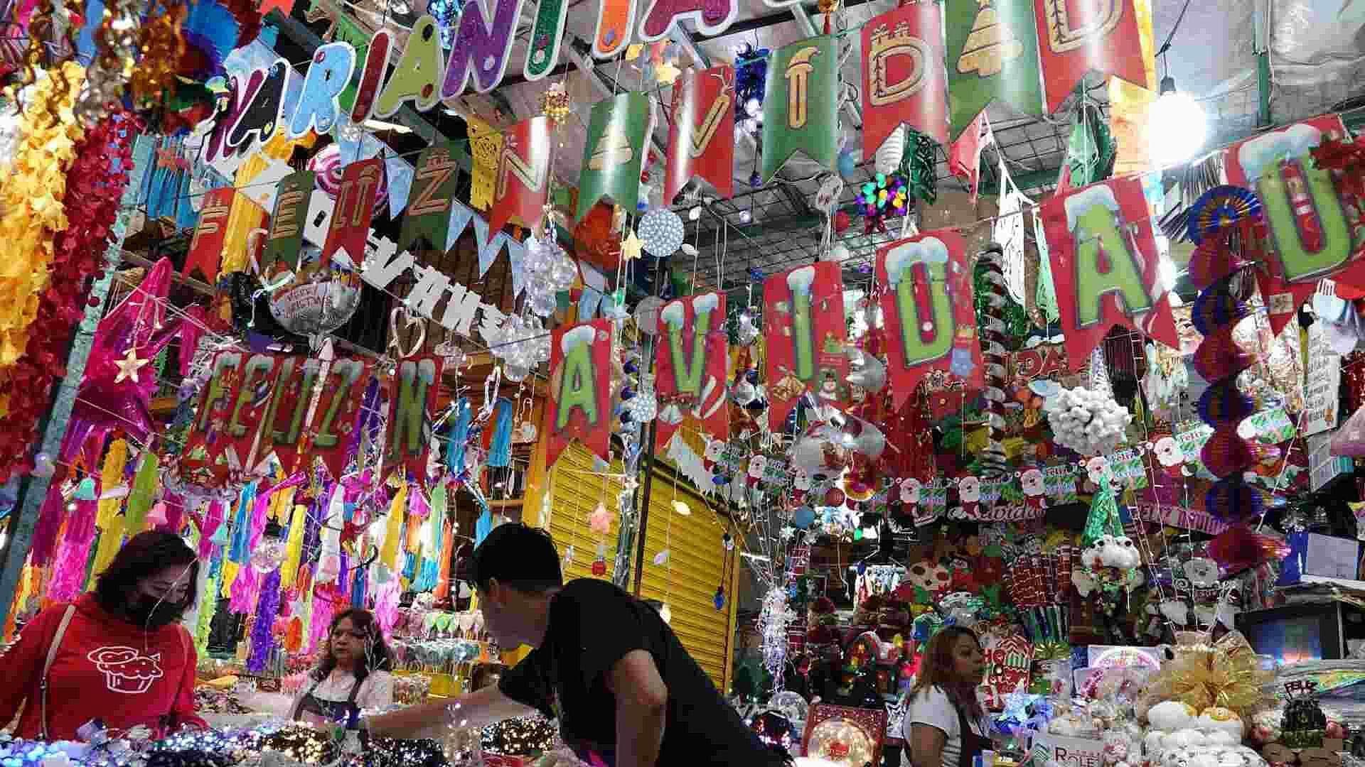 Familias de la CDMX Disfrutan Venta Navideña en Mercado Hidalgo
