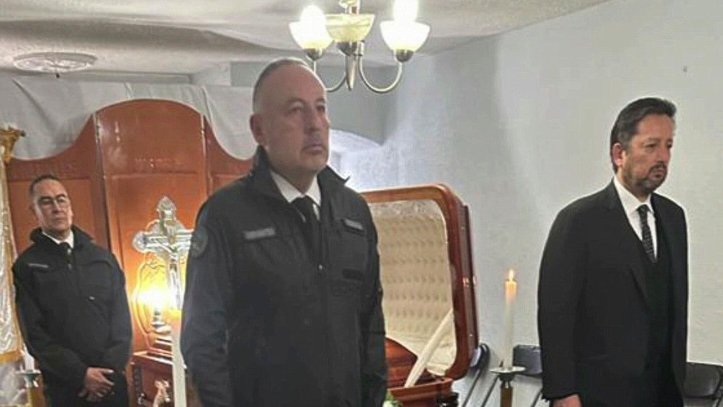 Fiscal del Edomex, Monta Guardia de Honor en Velorio de Policía Caído en Ocoyoacac