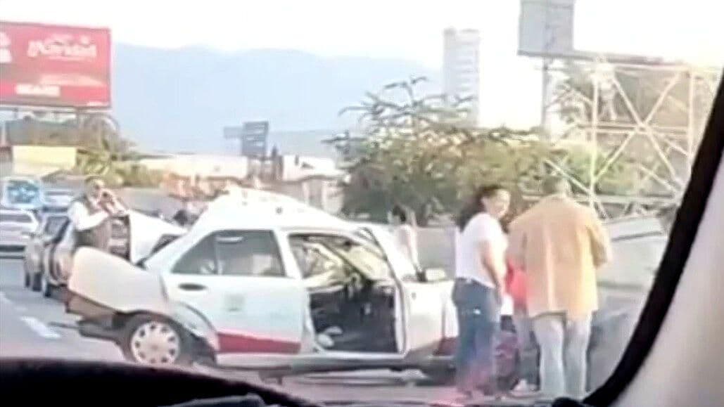 Accidente en Morelos: Autobús Impacta a Taxi en el Paso Exprés en Morelos