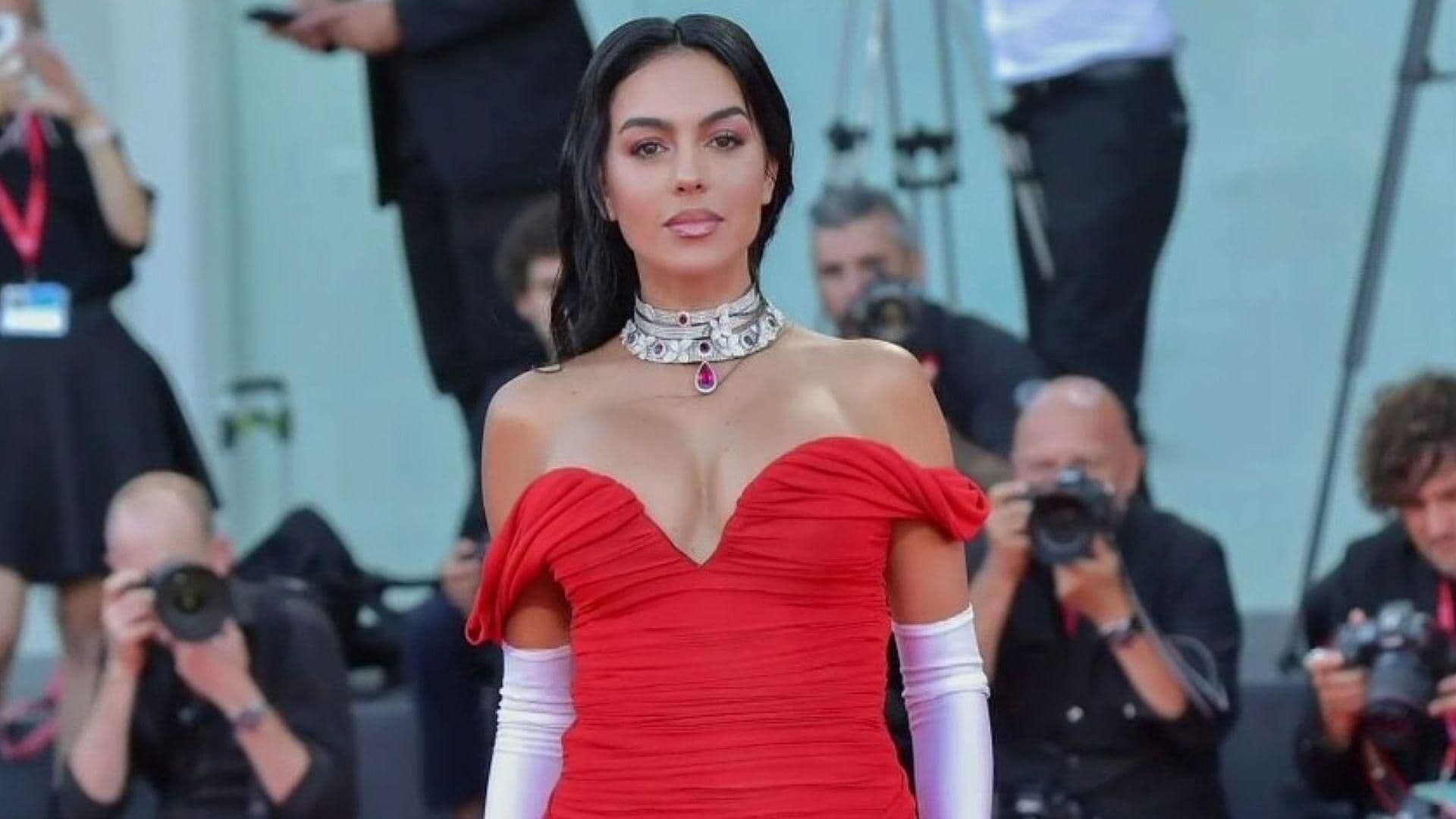 Mujer Bonita: Georgina Rodríguez Luce al Estilo Julia Roberts en Vestido Rojo