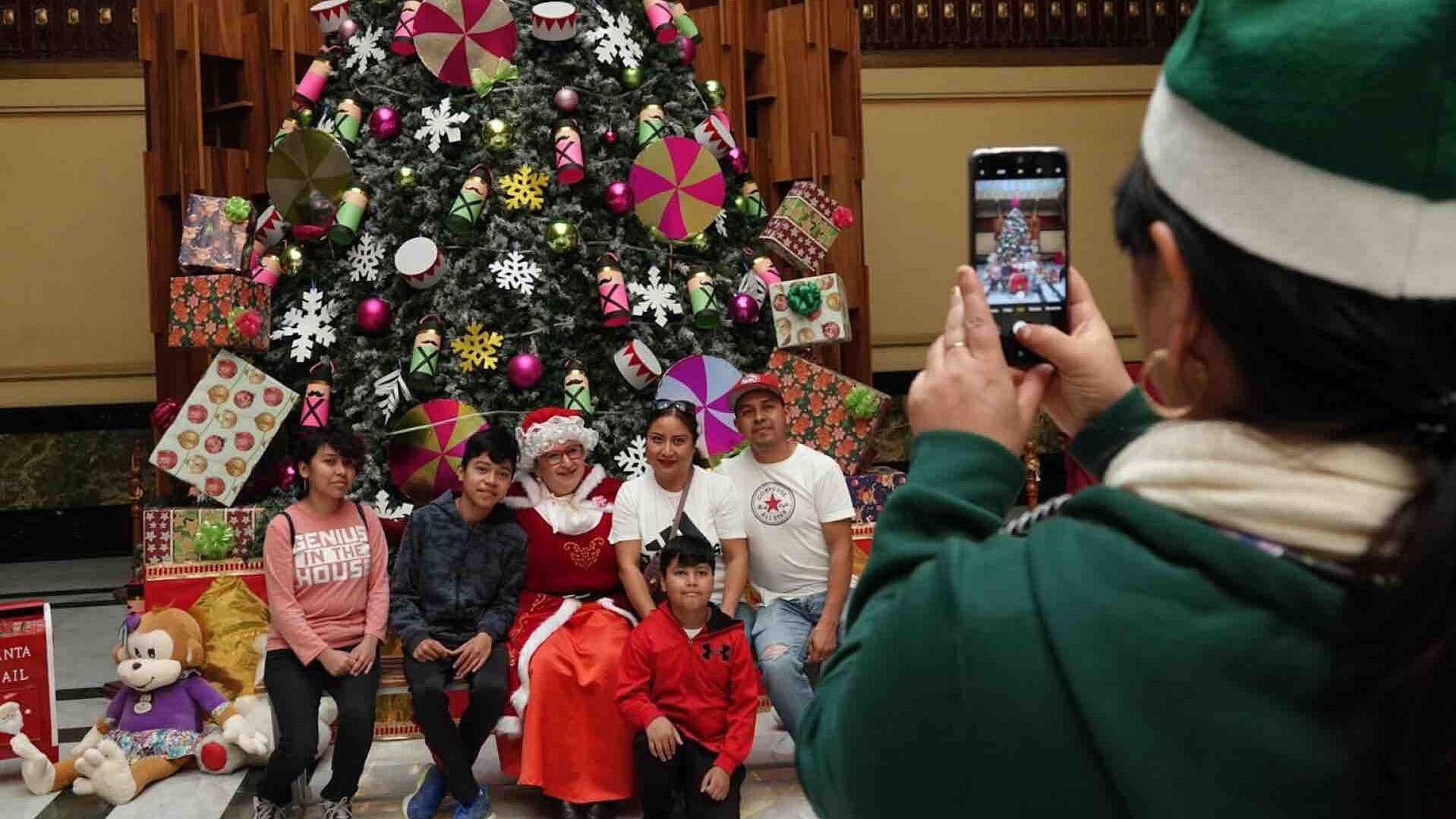 Cientos de Niños Llenan el Palacio Postal con Cartas para los Reyes Magos y Santa Claus