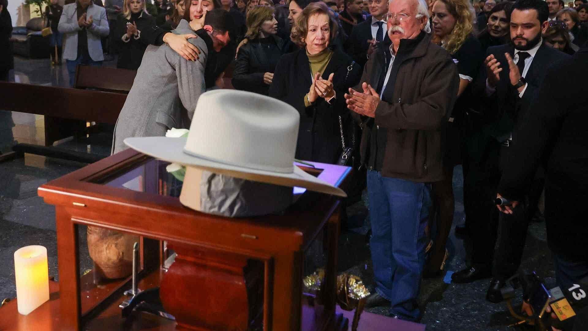 Depositan Cenizas de Armando Guadiana Bajo el Sombrero que Usaba