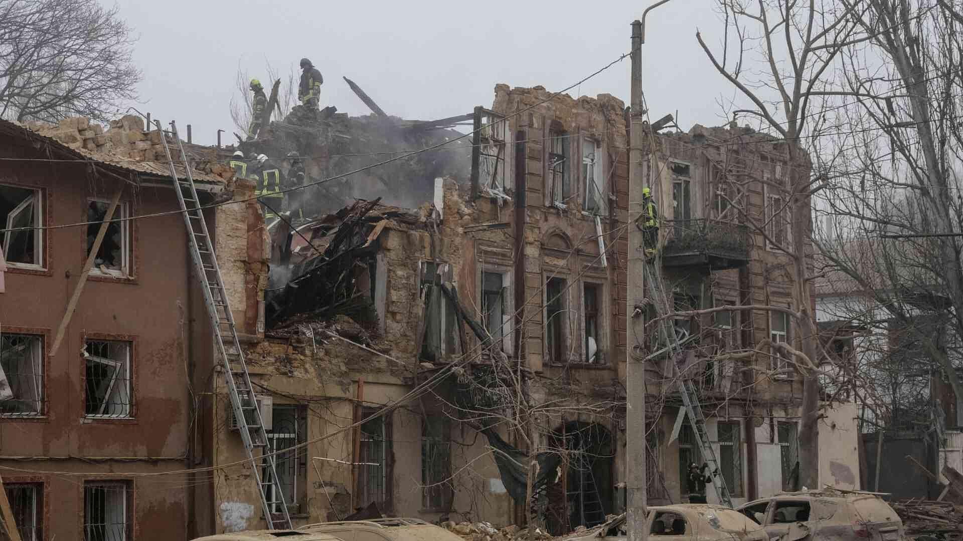Rescatistas Salvan a Anciano Entre Escombros Edificio en Járkov, Ucrania