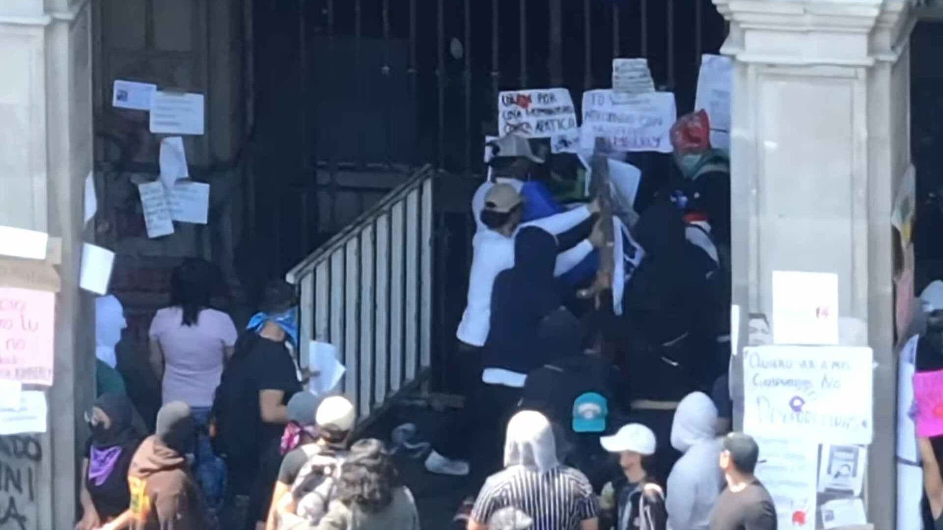 Rompen Cristales del Palacio de Gobierno de Cuernavaca por Desaparición de Kimberly
