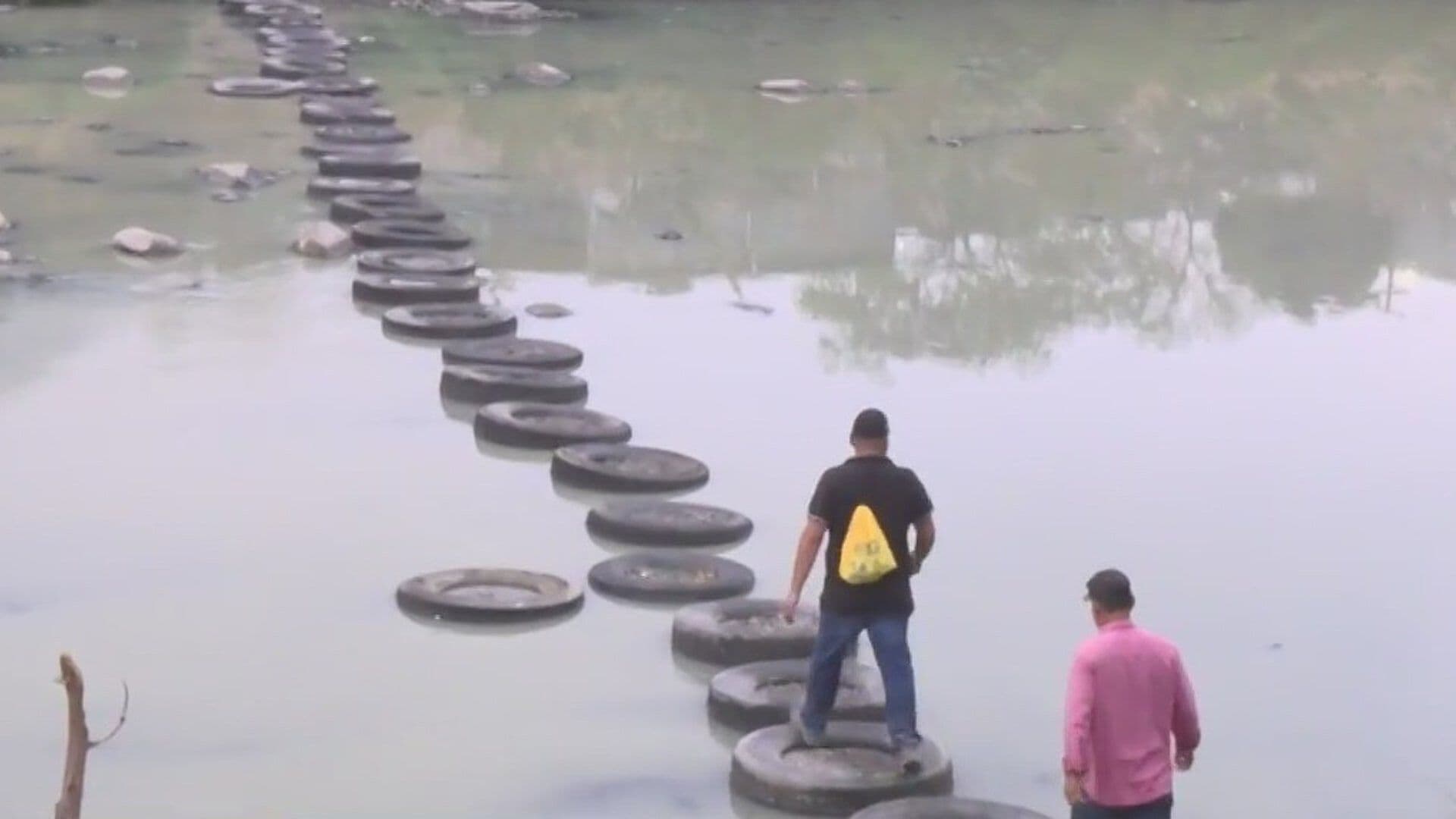 Caminan a la Escuela Entre Contaminación del Río Pesquería