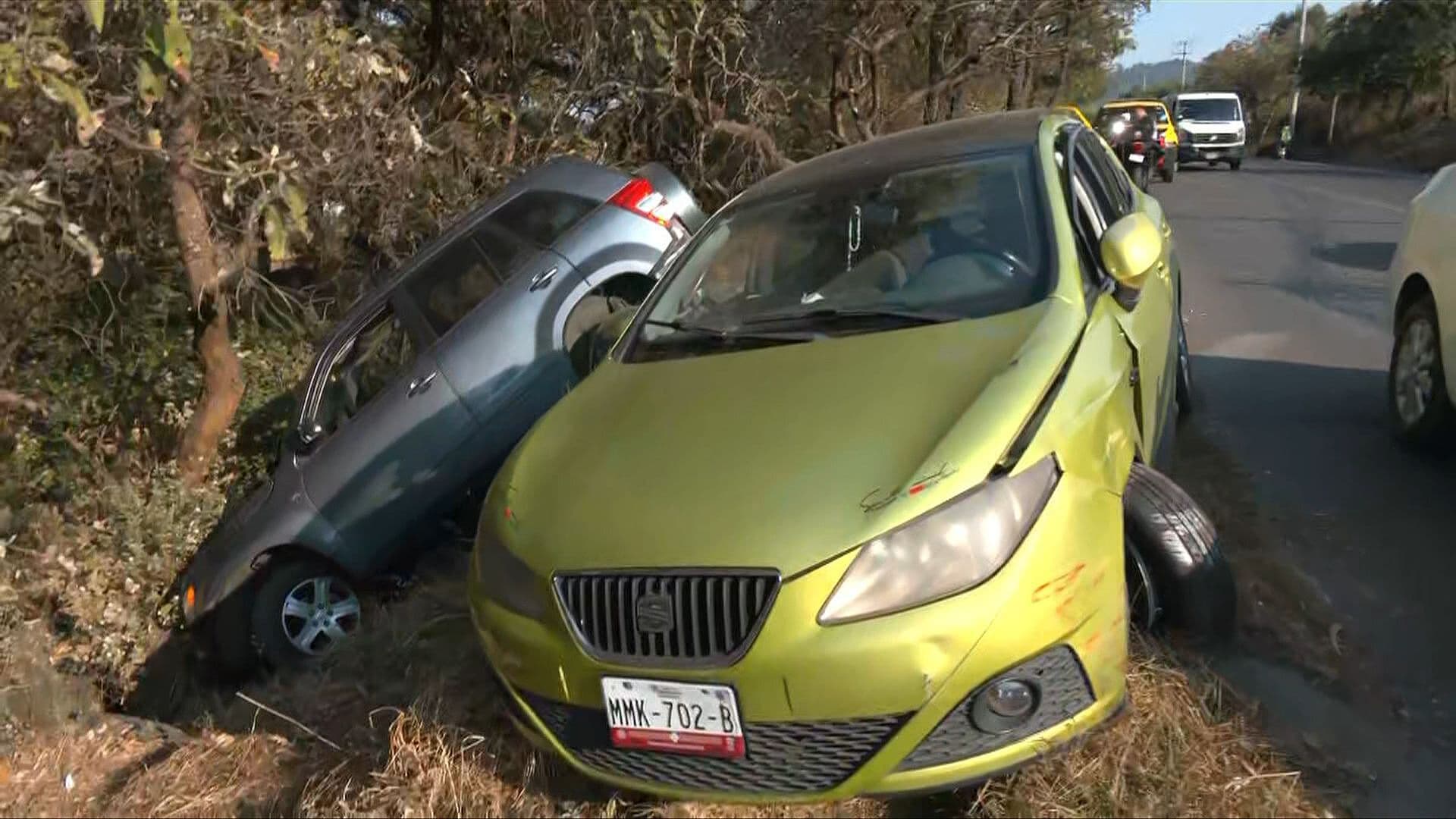Auto se Va a Barranco Luego de Choque Múltiple en la Carretera Picacho-Ajusco