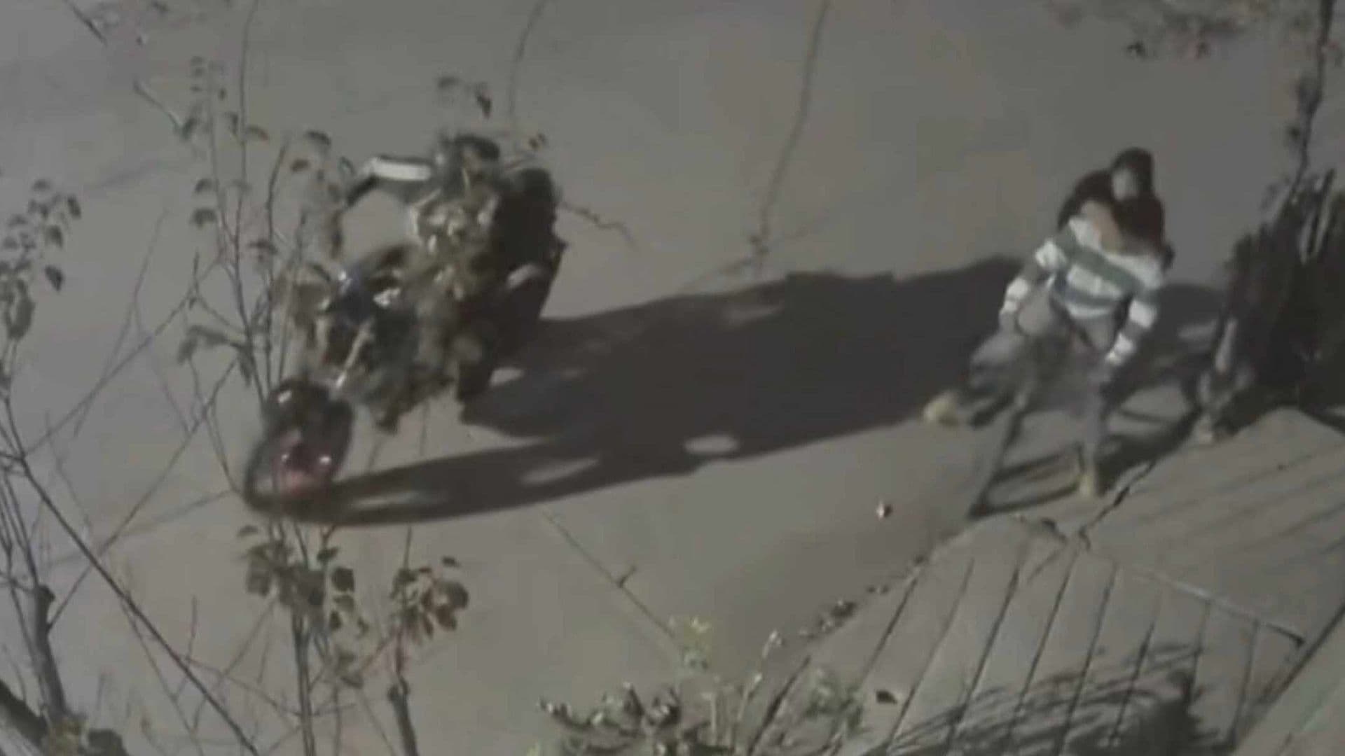 VIDEO: Ladrón Persigue a Dos Jóvenes para Asaltarlos en Chimalhuacán, Edomex