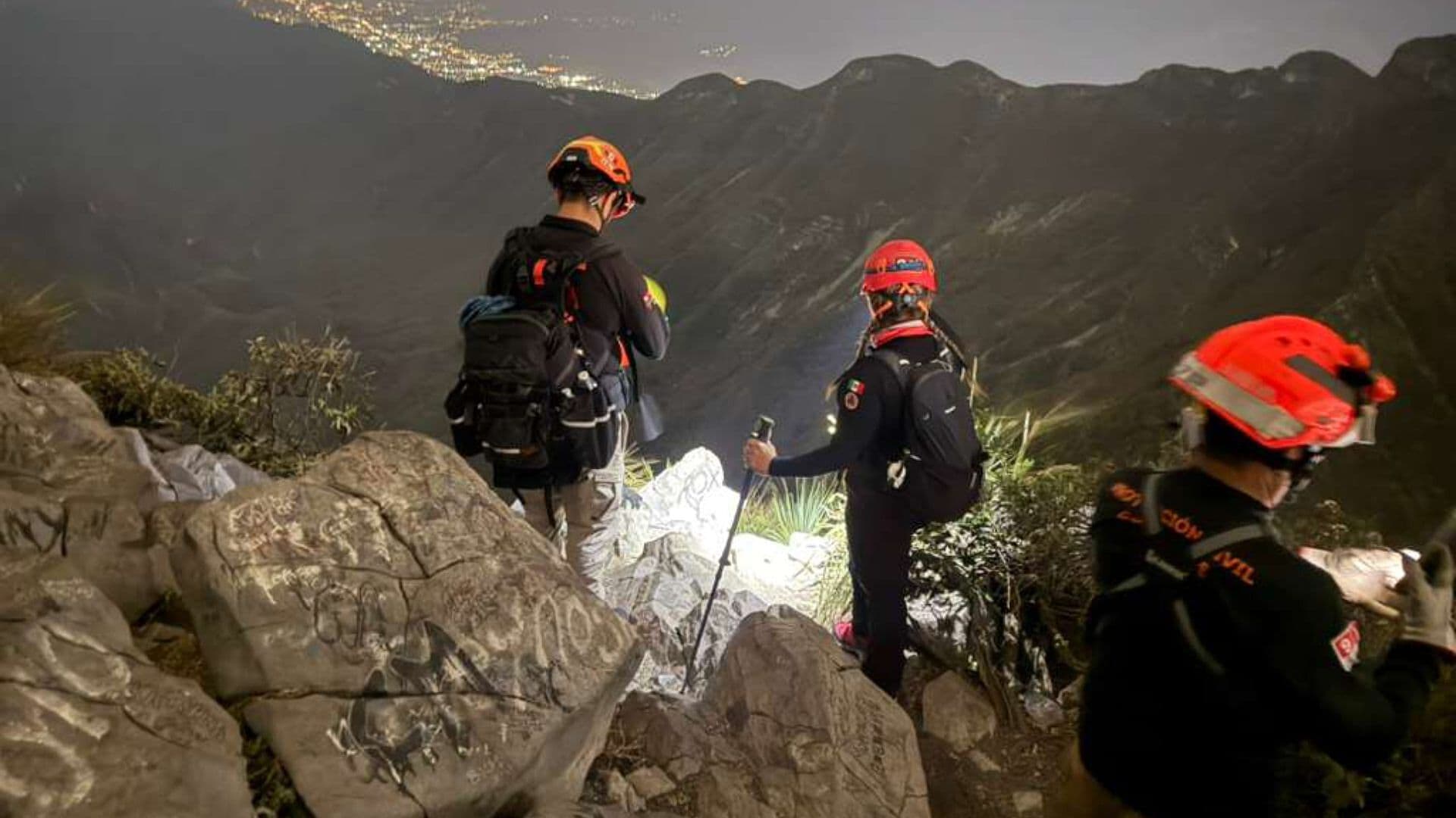Rescatan a Pareja del Cerro de la Silla en Monterrey, Nuevo León