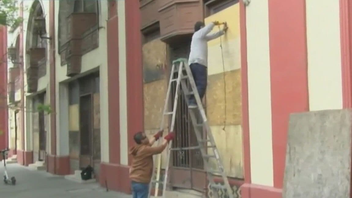 Colocan con Madera Vitrales en Edificios de Calles Zaragoza y Ocampo en Monterrey