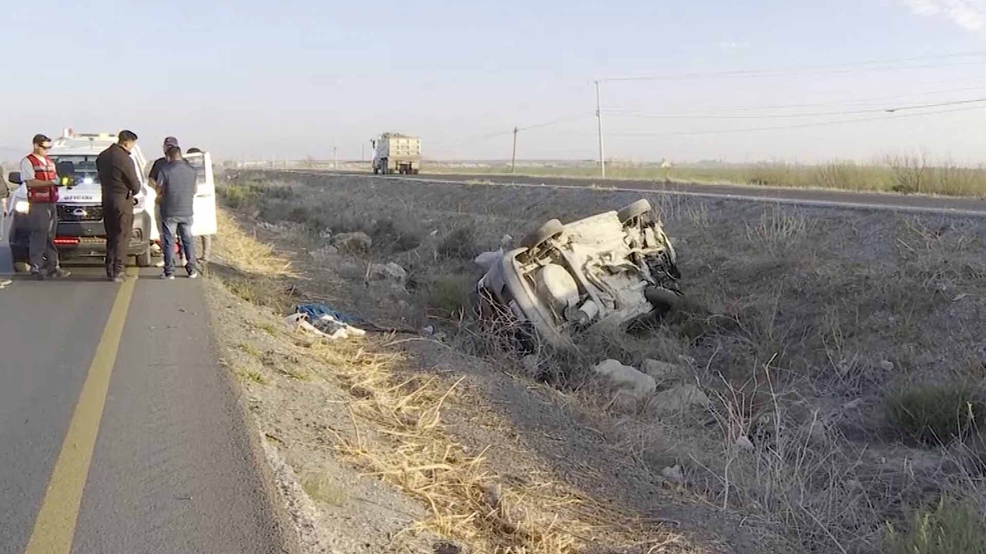 Camioneta Vuelca en Carretera Gómez Palacio-Jiménez; Pasajeros Resultan Ilesos