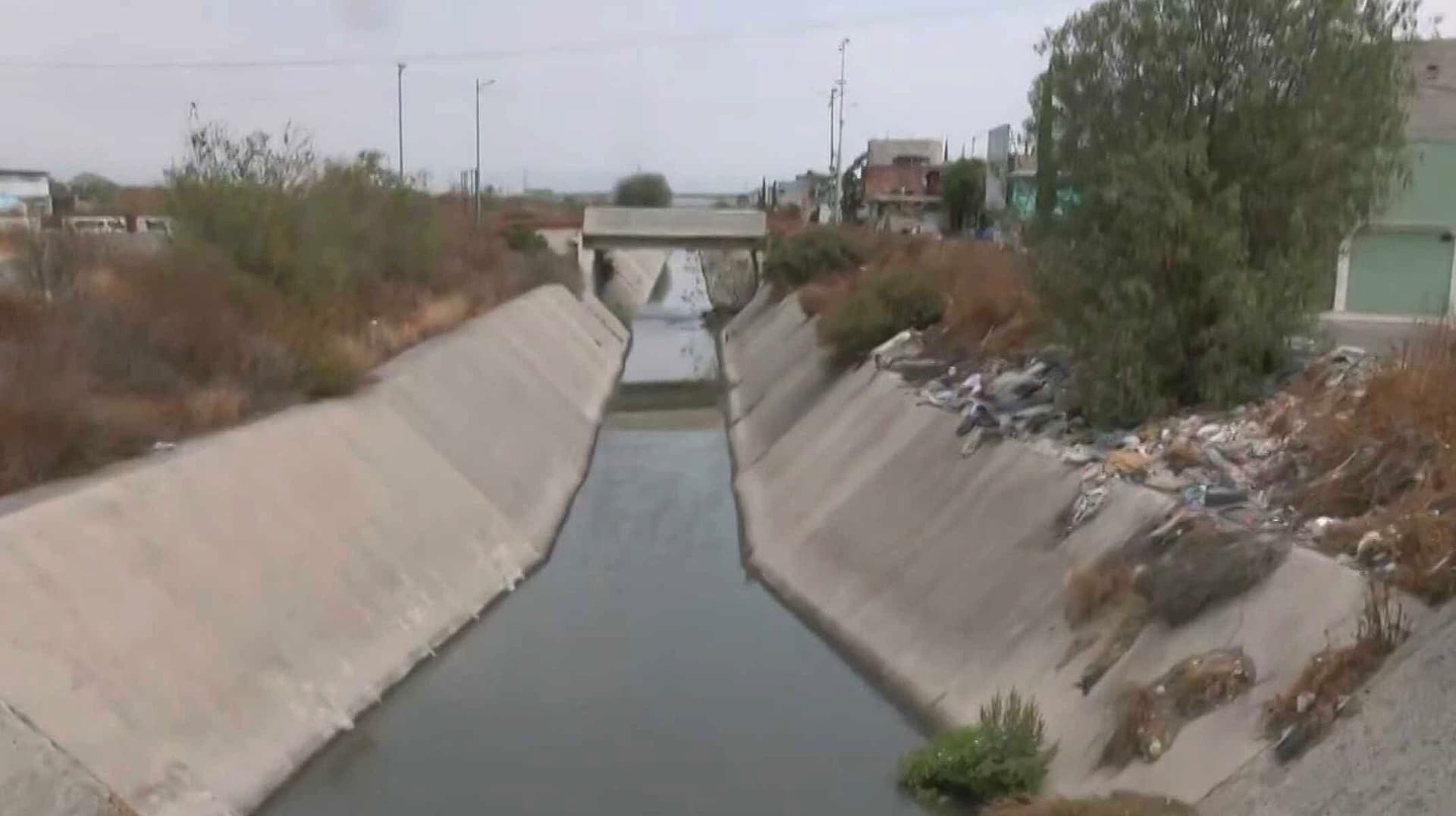 Localizan Cuerpo de Hombre Flotando en Canal de Aguas Negras en Chimalhuacán, Estado de México
