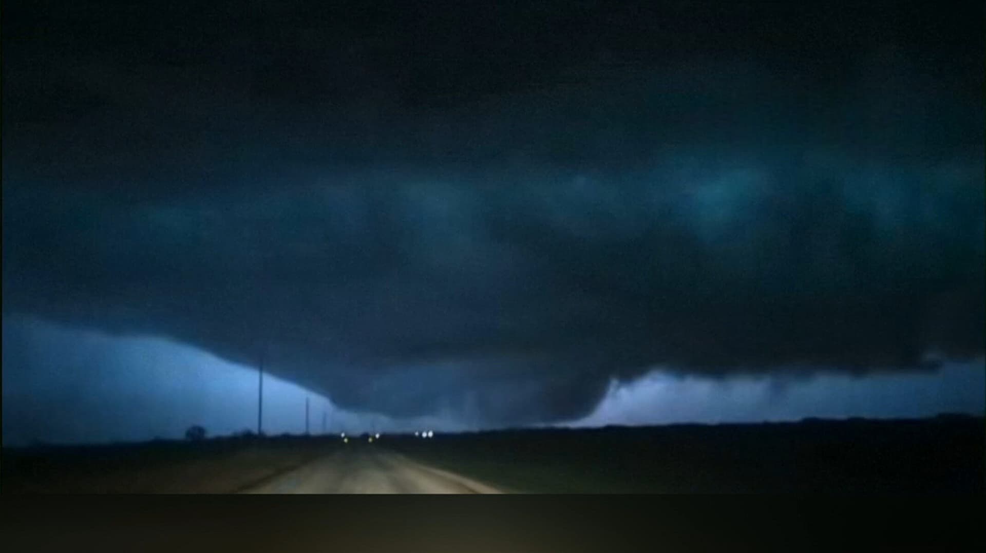 VIDEO: Cazadores de Tormentas Captan el Poder de los Tornados en Michigan y Oklahoma