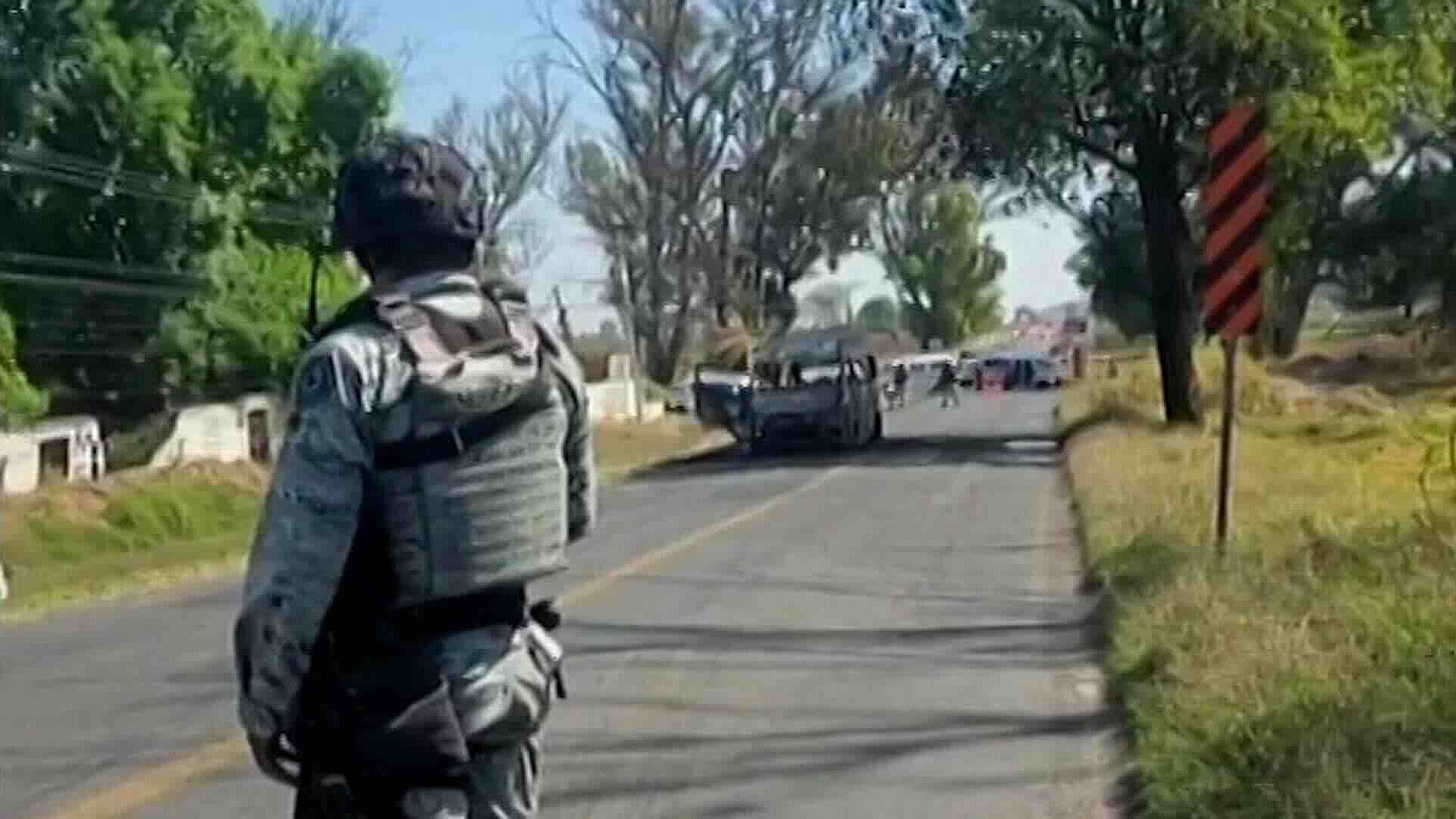 Combi Fue Incendiada y Transportistas Bloquearon Carretera en Tarímbaro, Michoacán