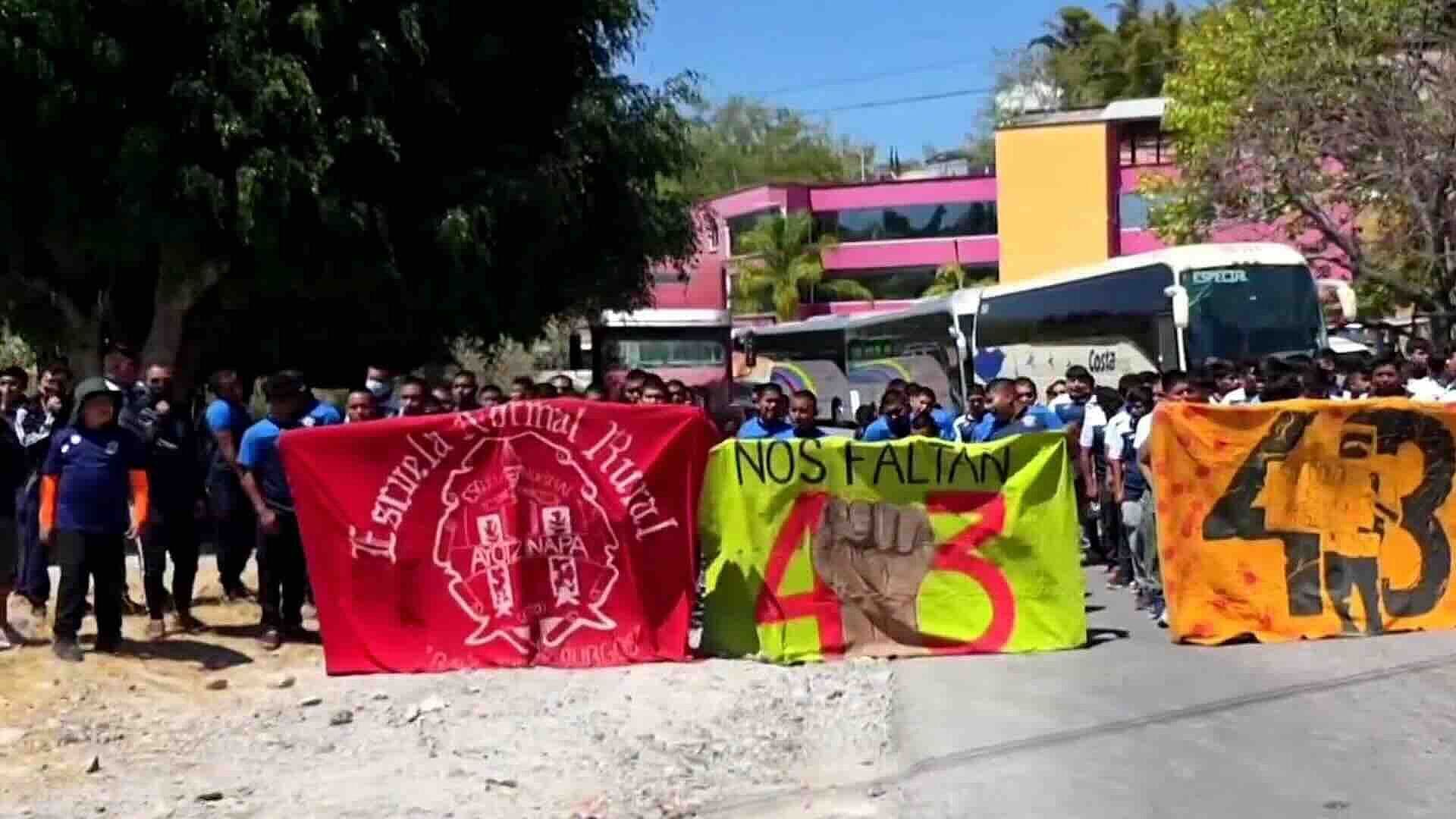 Normalistas de Ayotzinapa Exigen Justicia por Yanqui Kothan en Chilpancingo