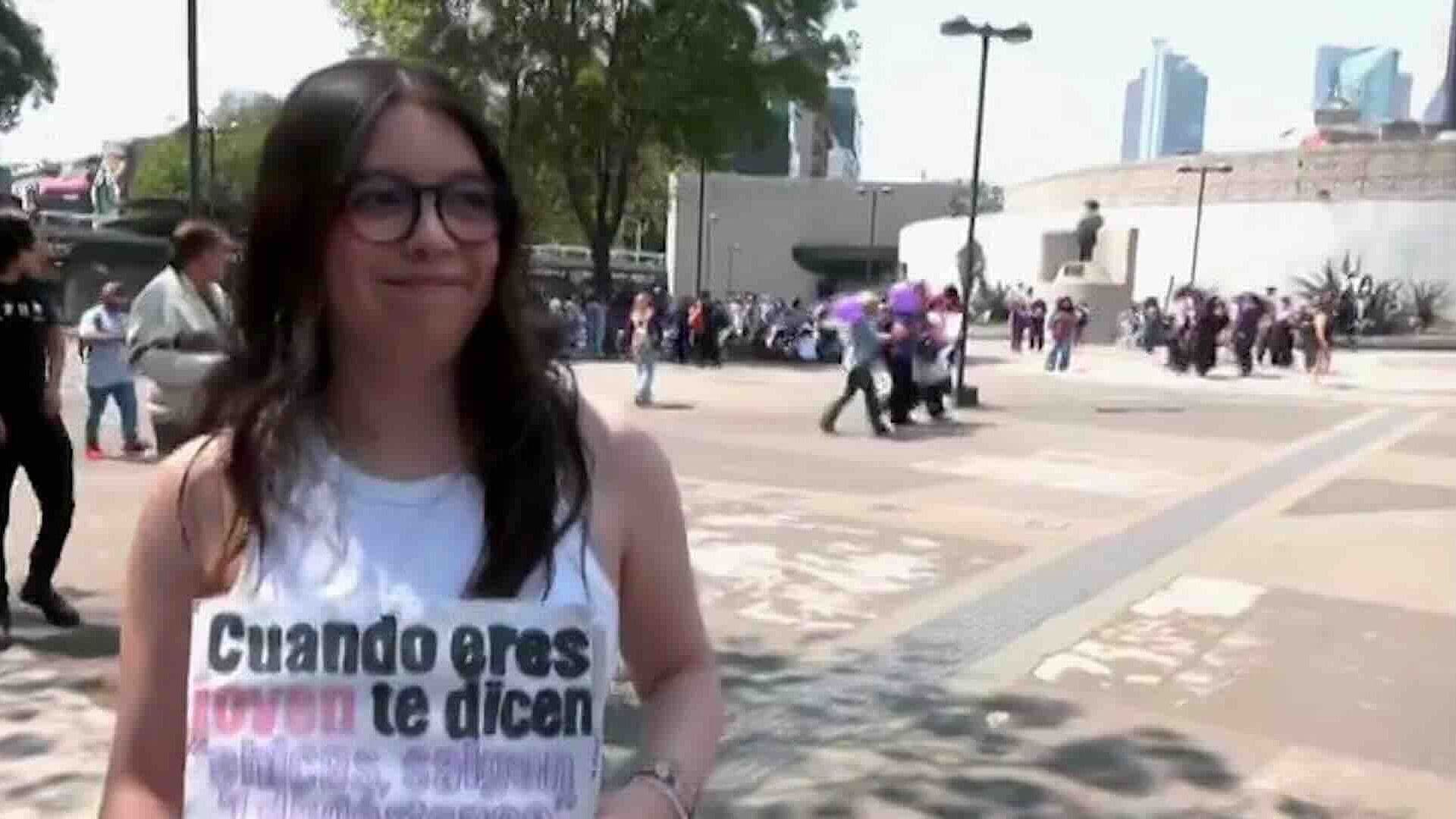 Con Música, Mujeres Protestan en la Glorieta de Insurgentes Durante Marcha del 8M en CDMX