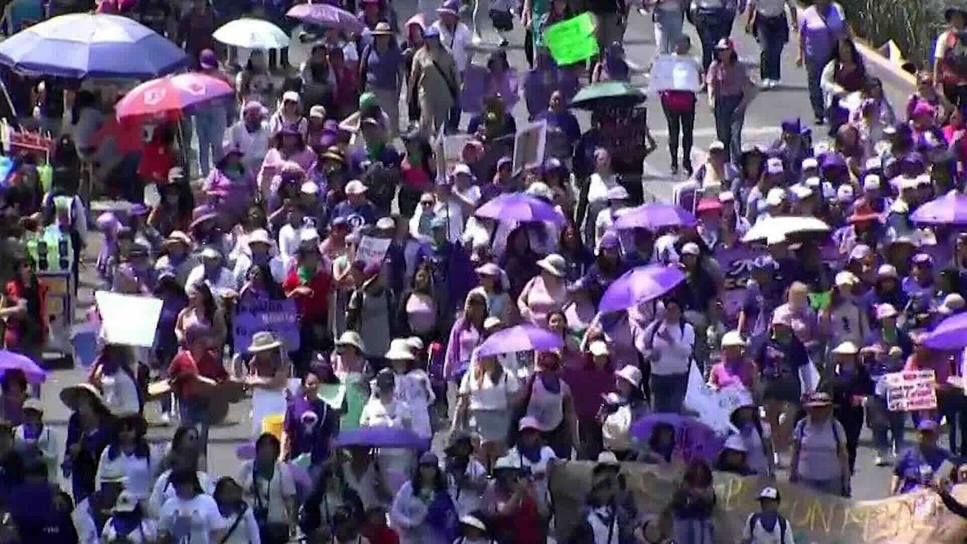 Contingentes Continúan Marchando por Paseo de la Reforma en CDMX por el 8M